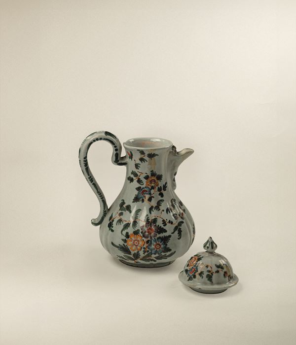 Caffettiera in maiolica policroma, Veneto