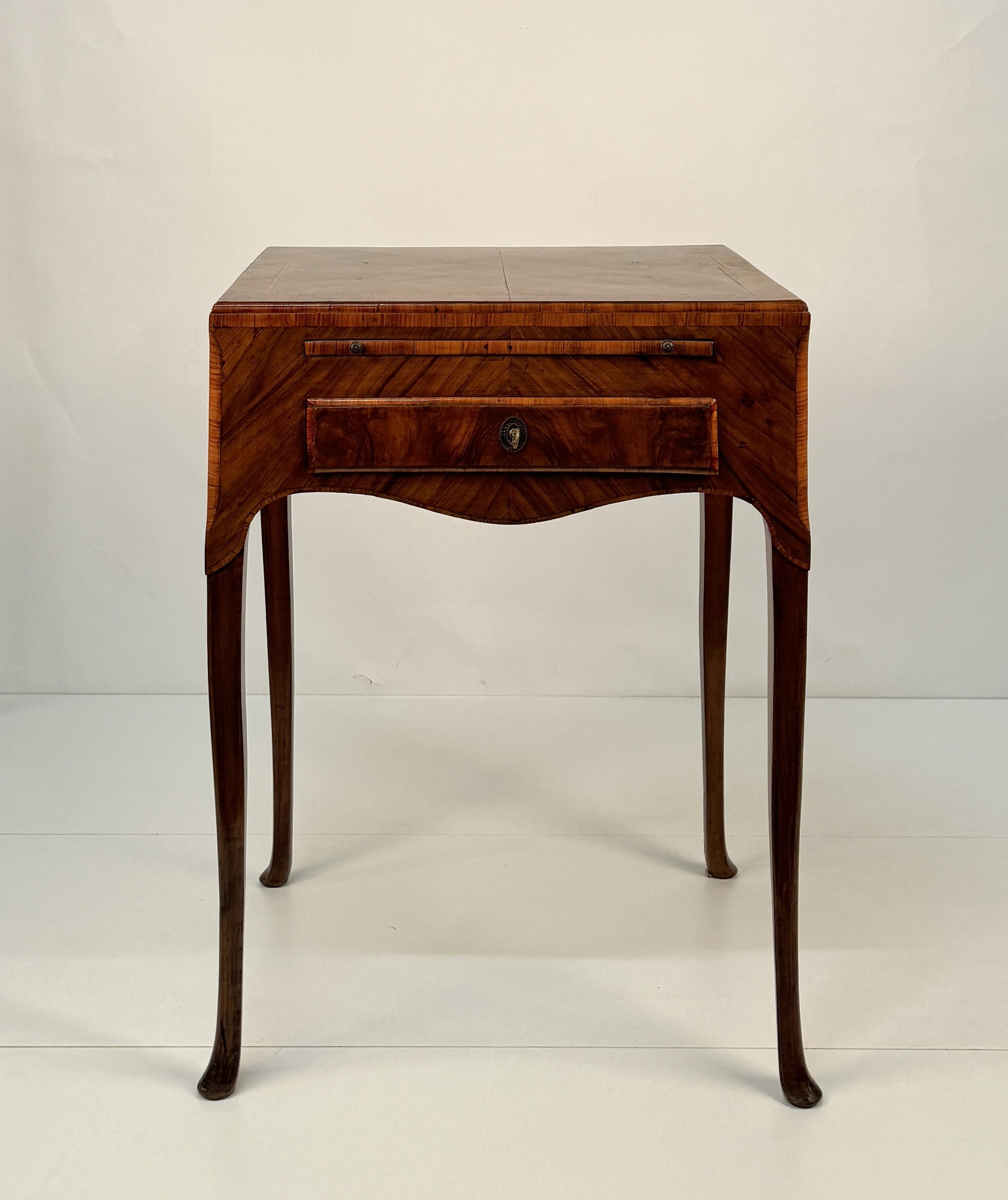 Scrittoio alto lastronato in noce, Veneto