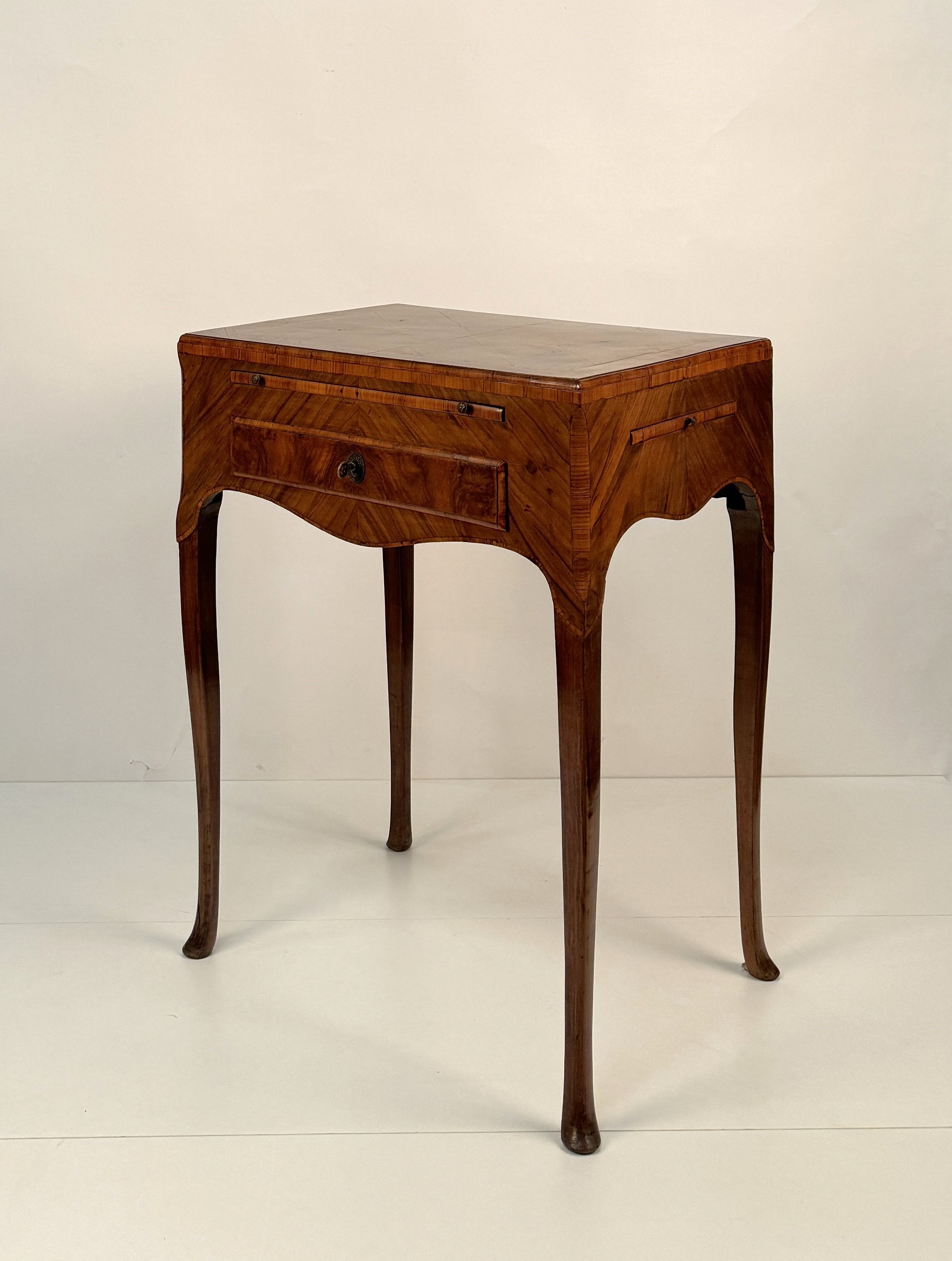 Scrittoio alto lastronato in noce, Veneto