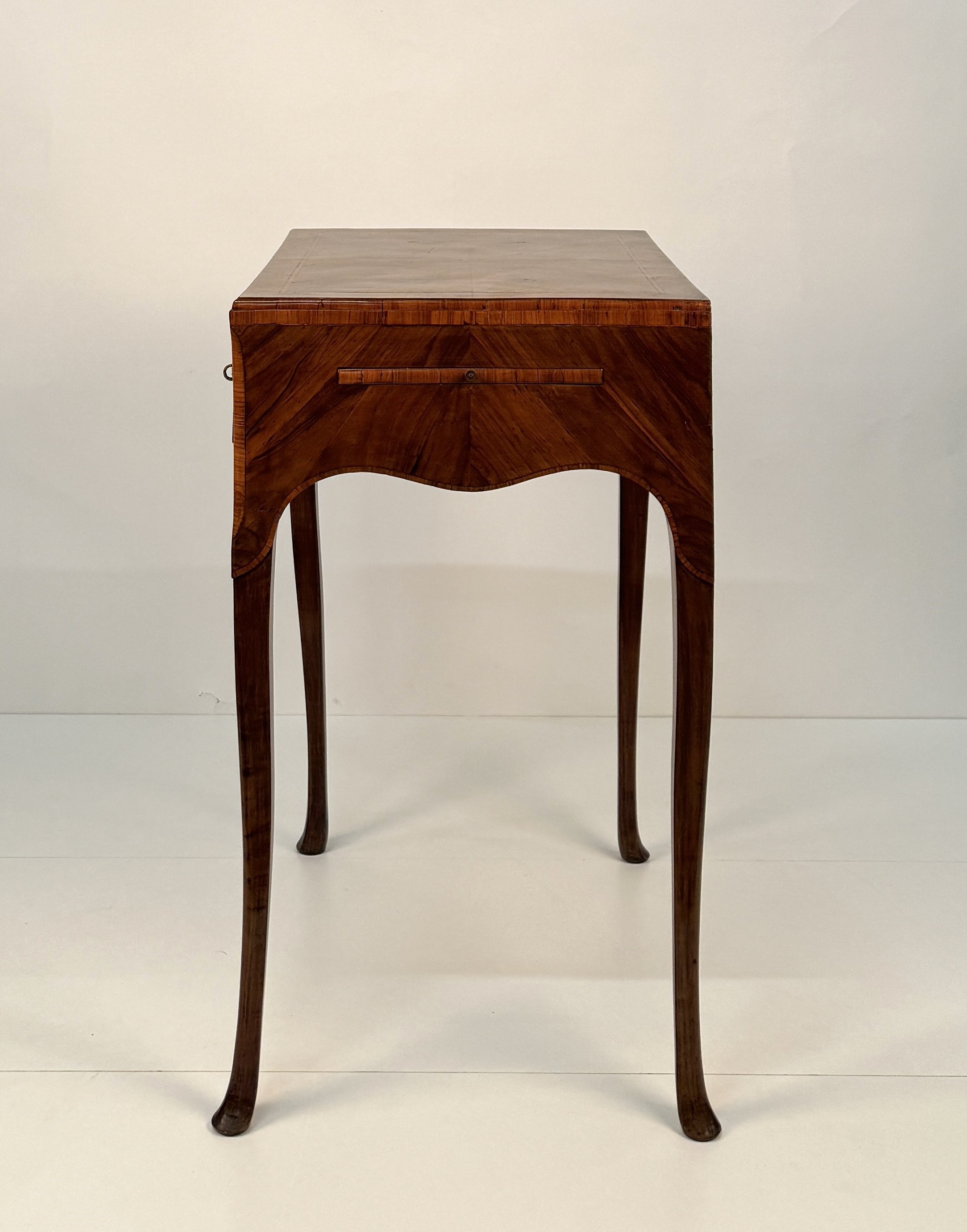 Scrittoio alto lastronato in noce, Veneto