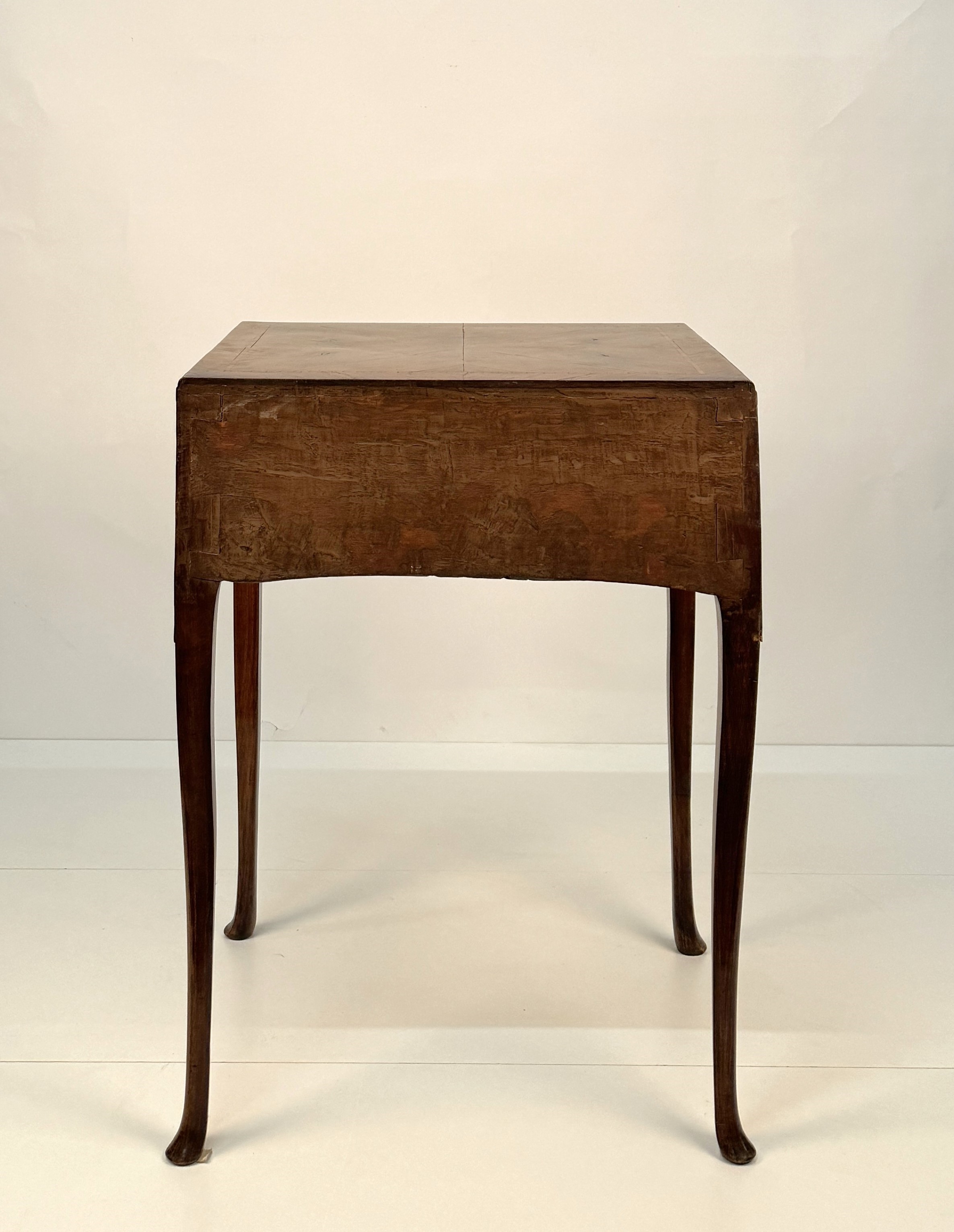 Scrittoio alto lastronato in noce, Veneto