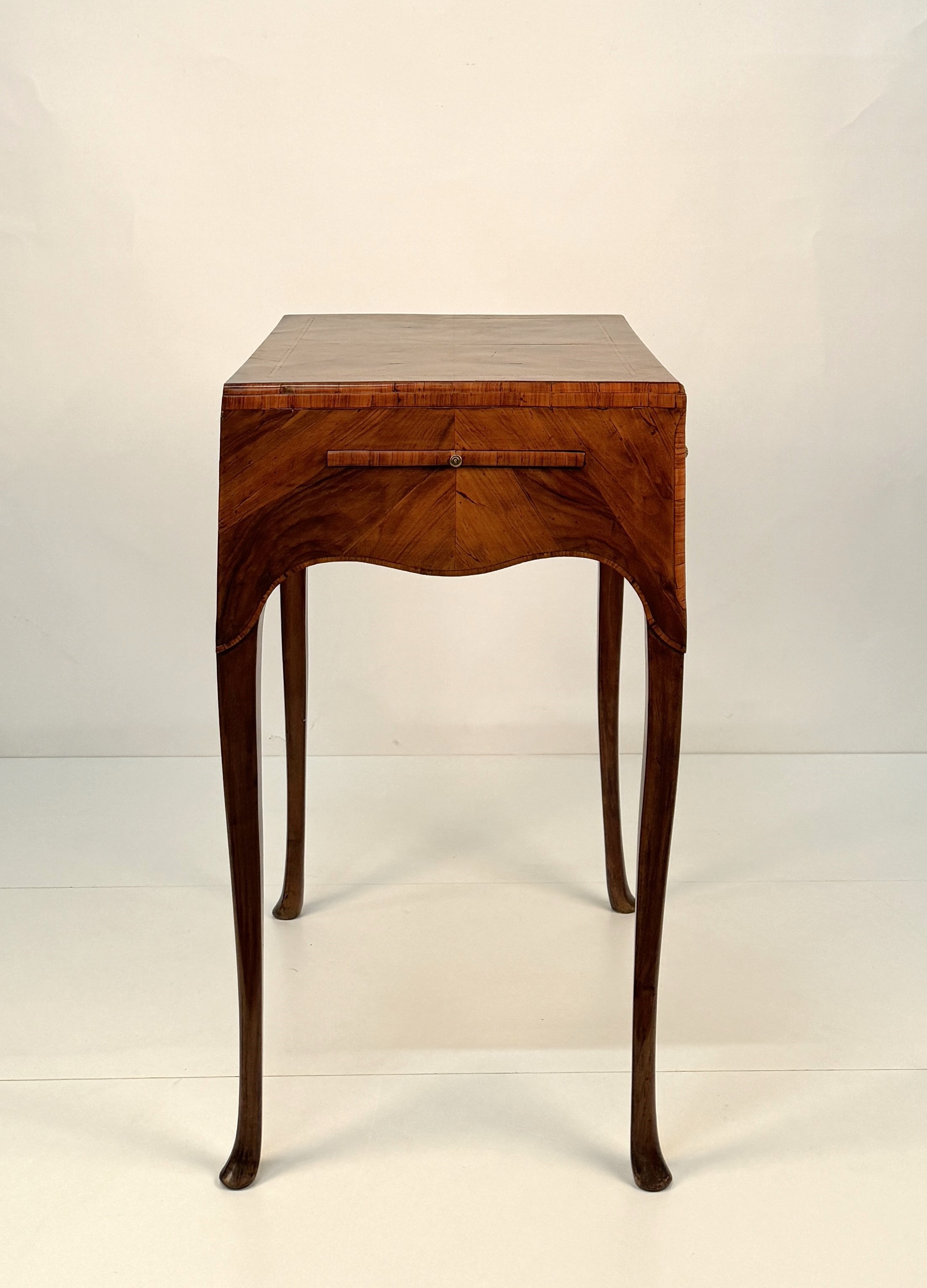 Scrittoio alto lastronato in noce, Veneto