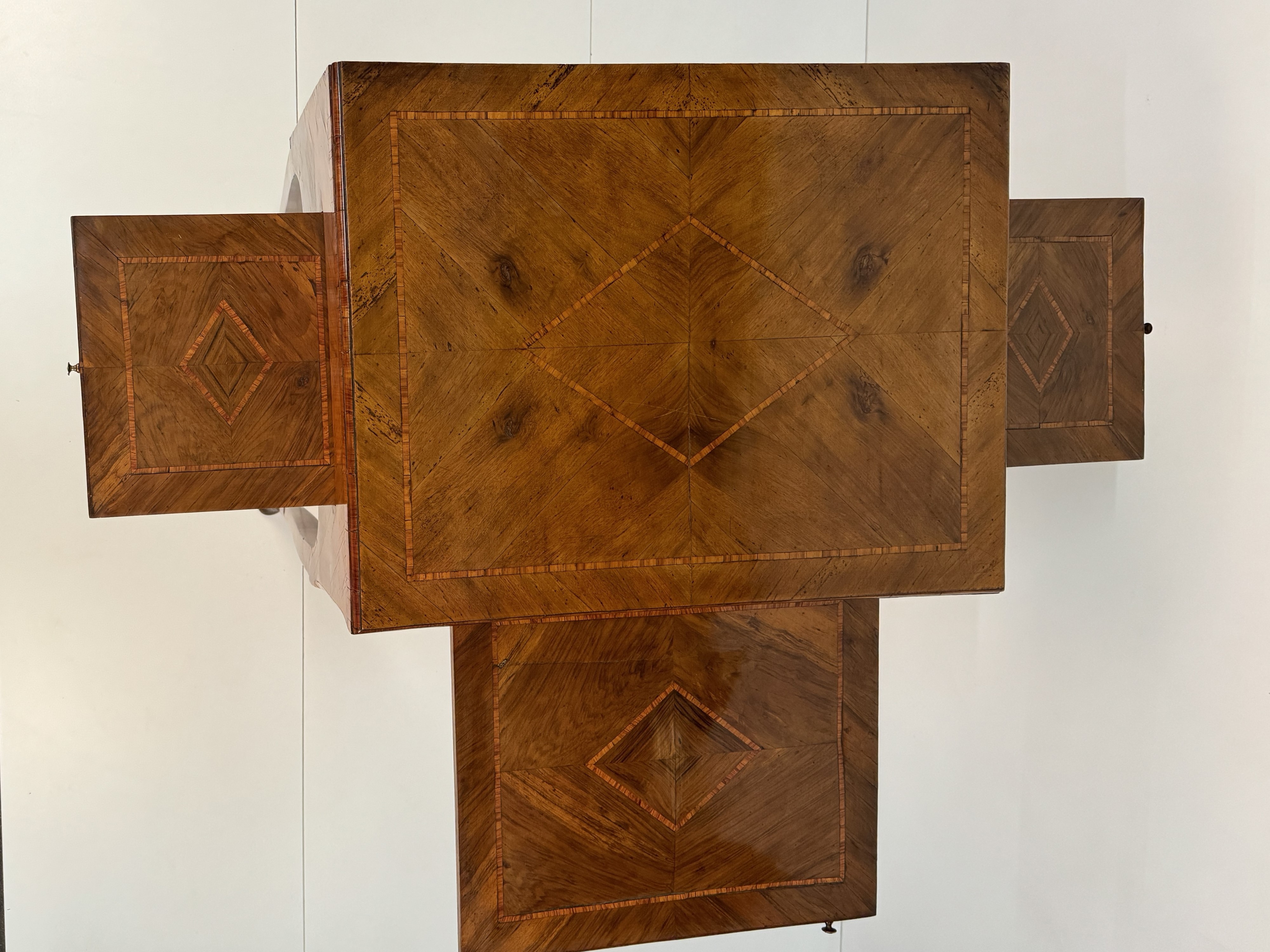 Scrittoio alto lastronato in noce, Veneto