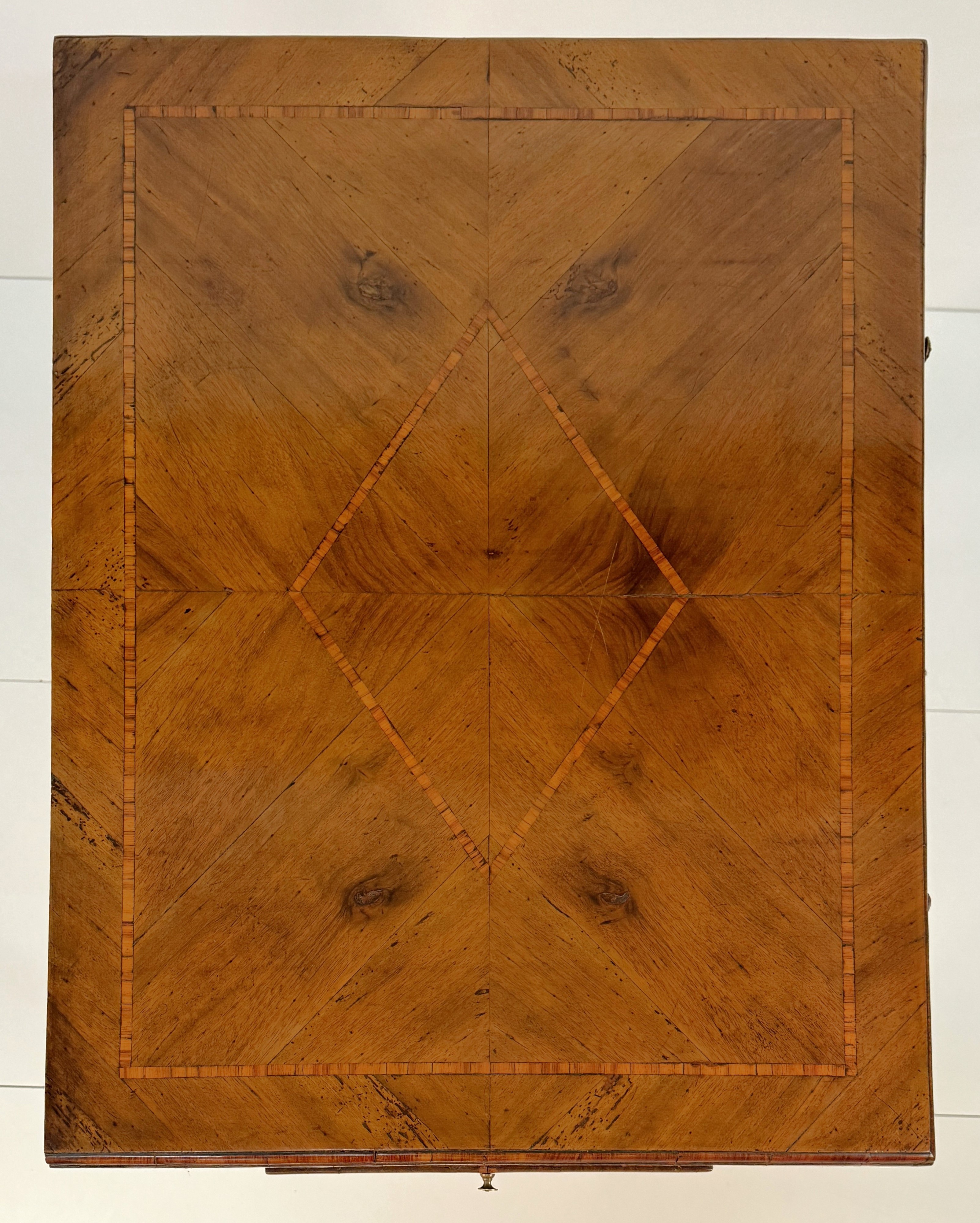 Scrittoio alto lastronato in noce, Veneto