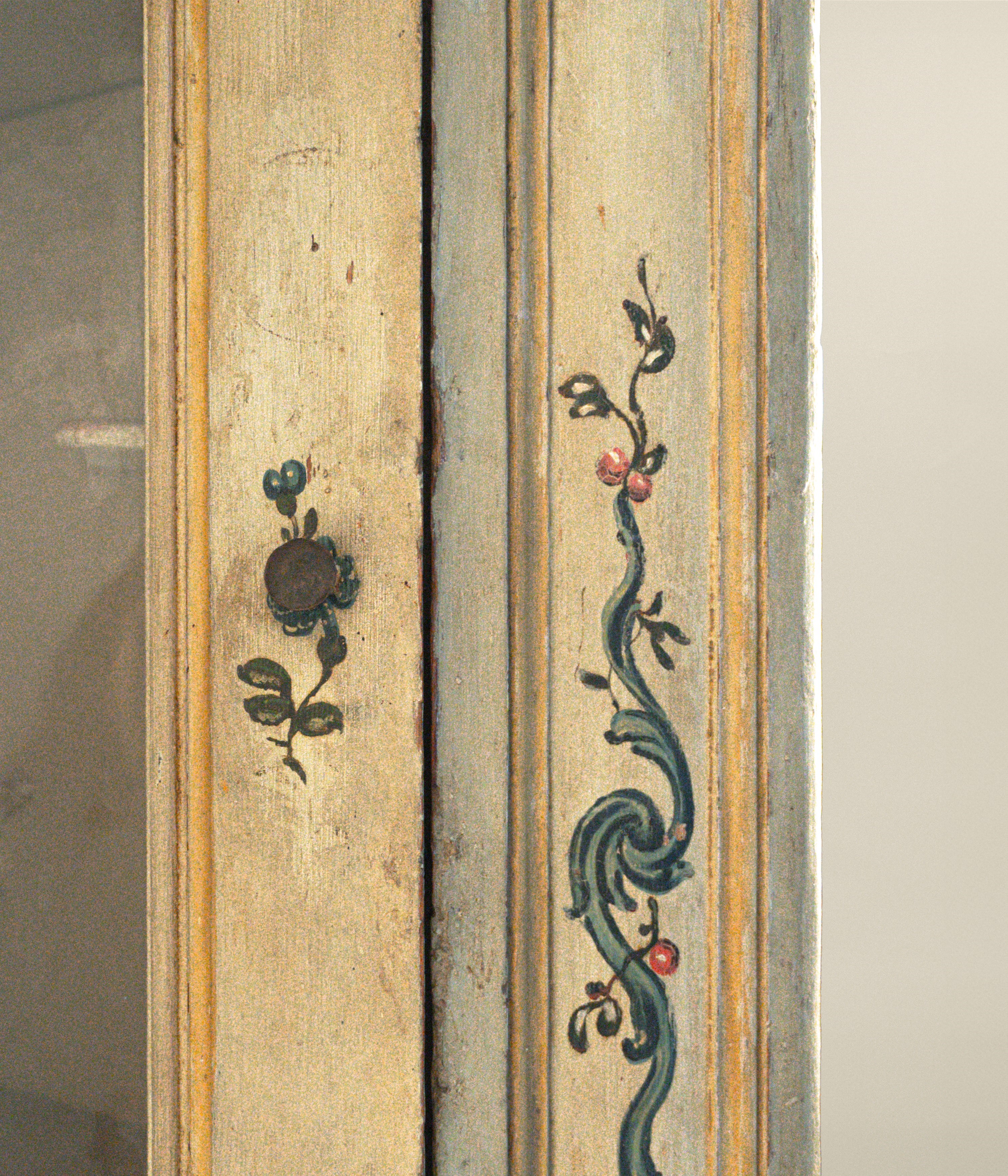 Grande angoliera in legno laccato, Genova