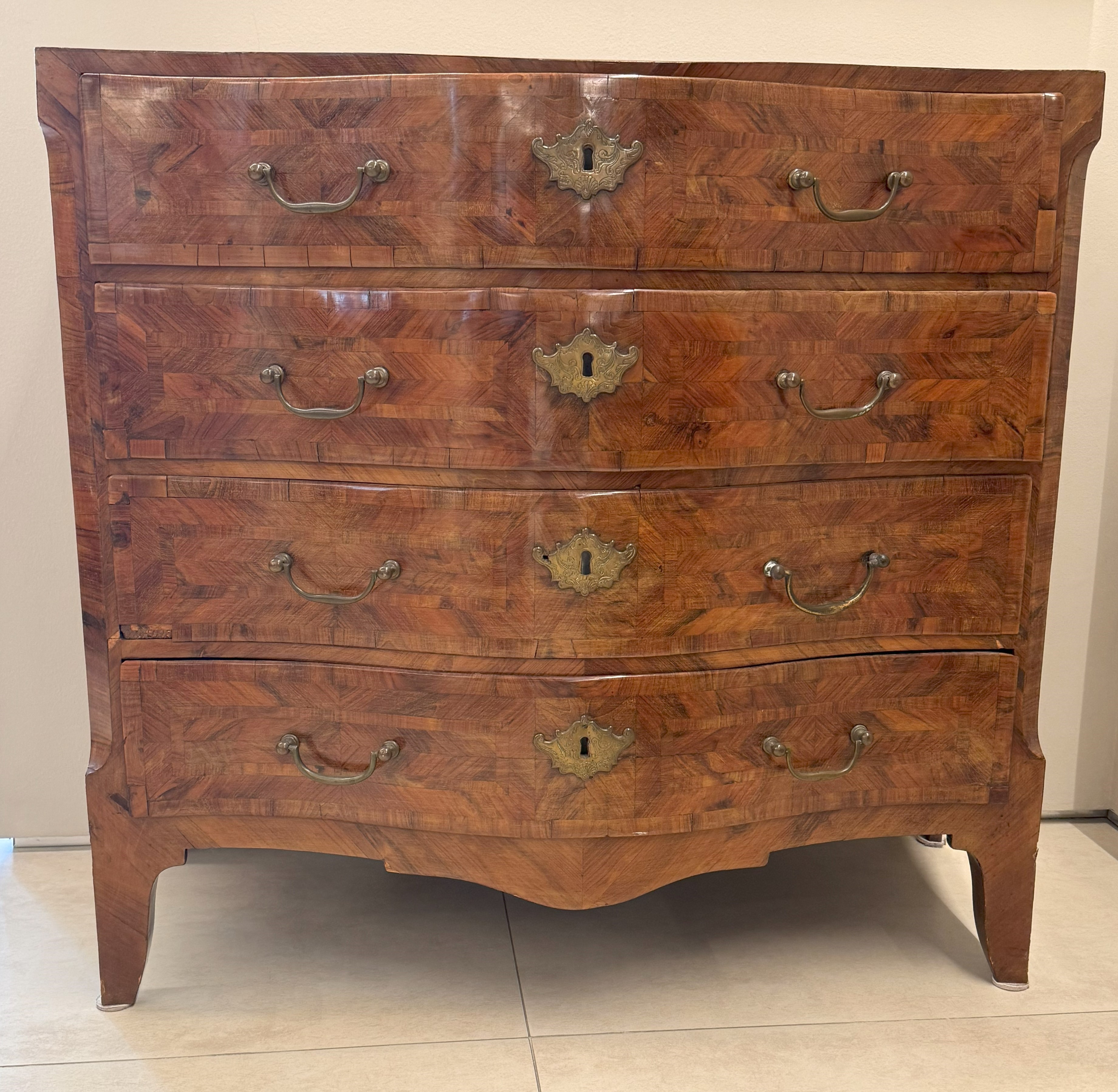 Cassettone lastronato in palissandro, Sicilia