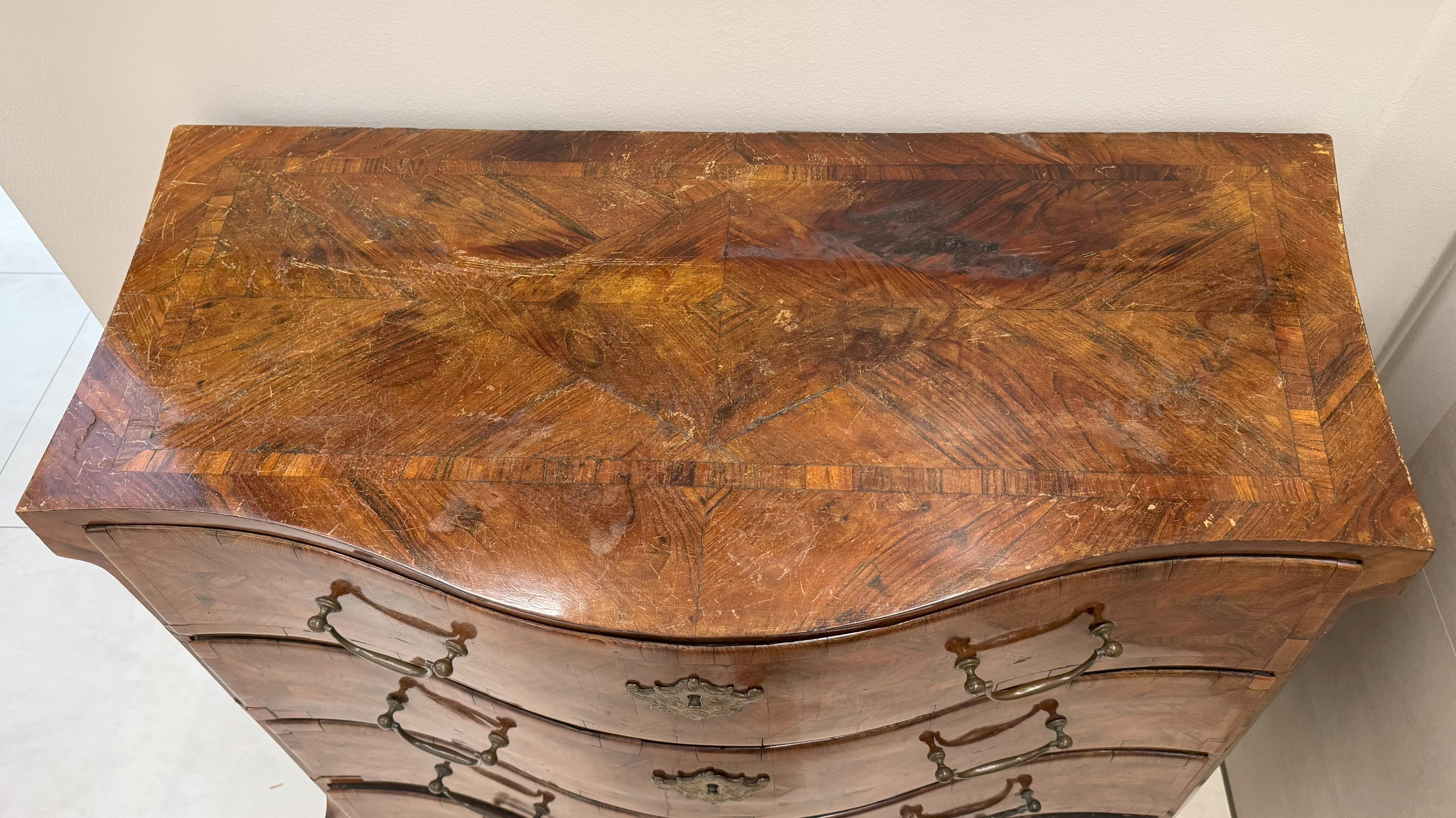 Cassettone lastronato in palissandro, Sicilia