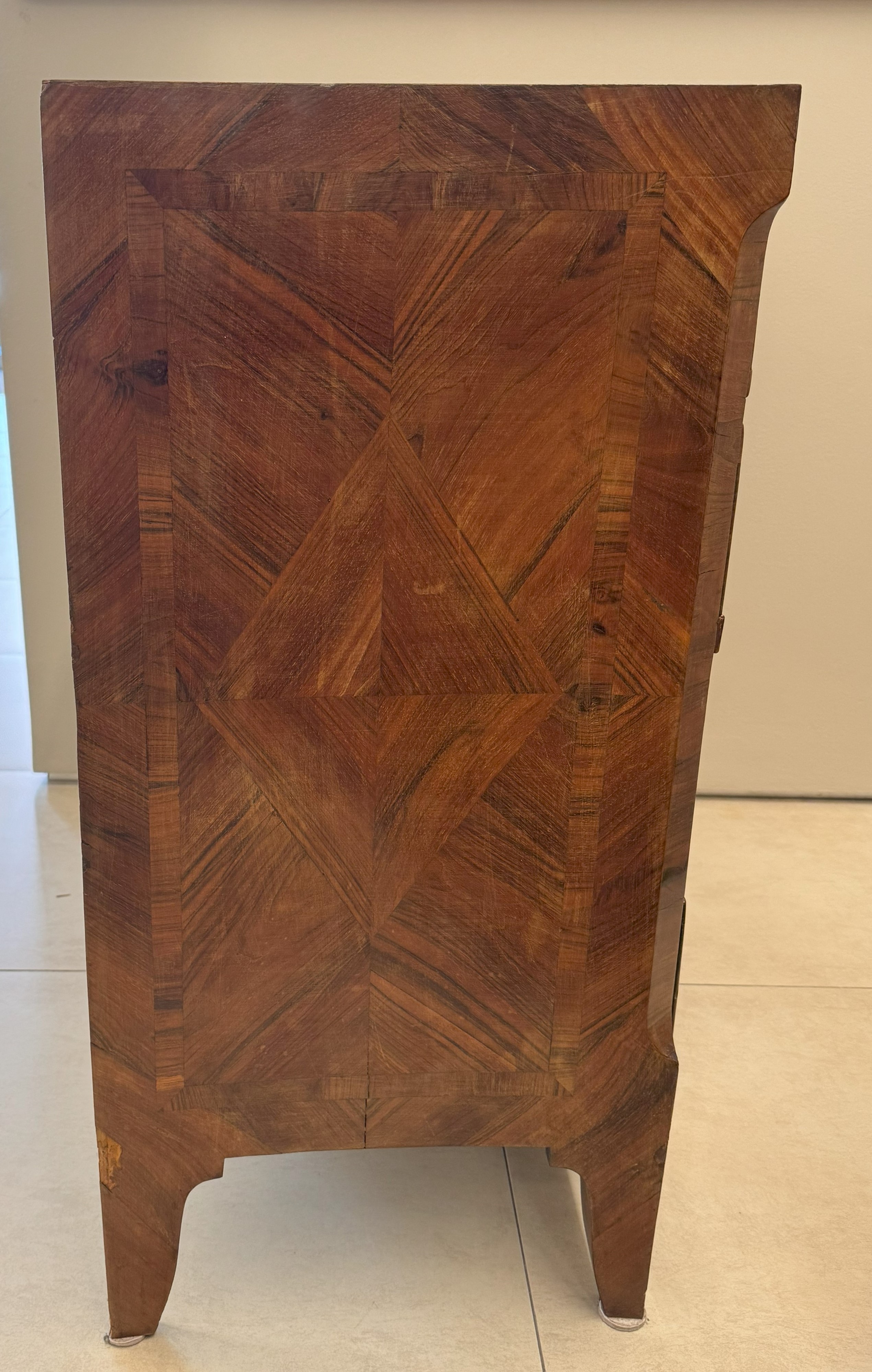 Cassettone lastronato in palissandro, Sicilia