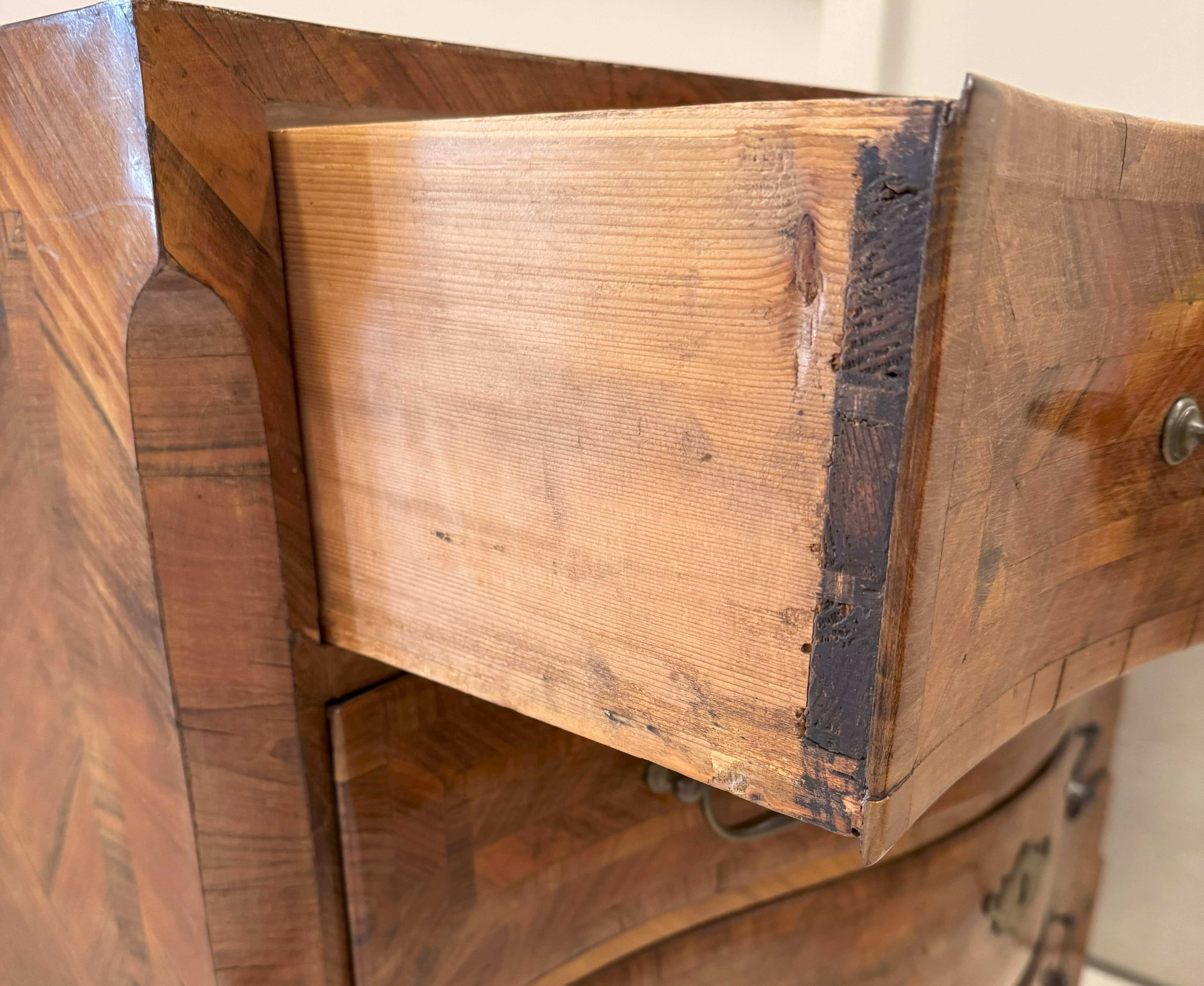 Cassettone lastronato in palissandro, Sicilia