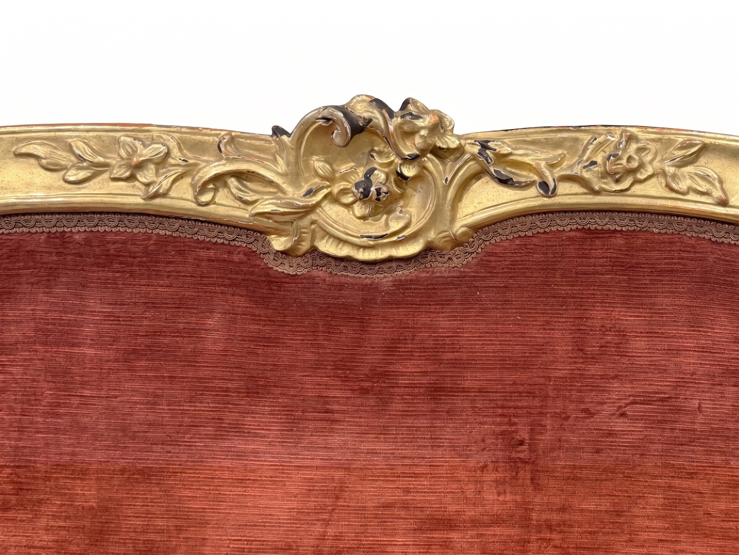 Divano ad orecchioni in legno scolpito e dorato, Lombardia, XVIII secolo