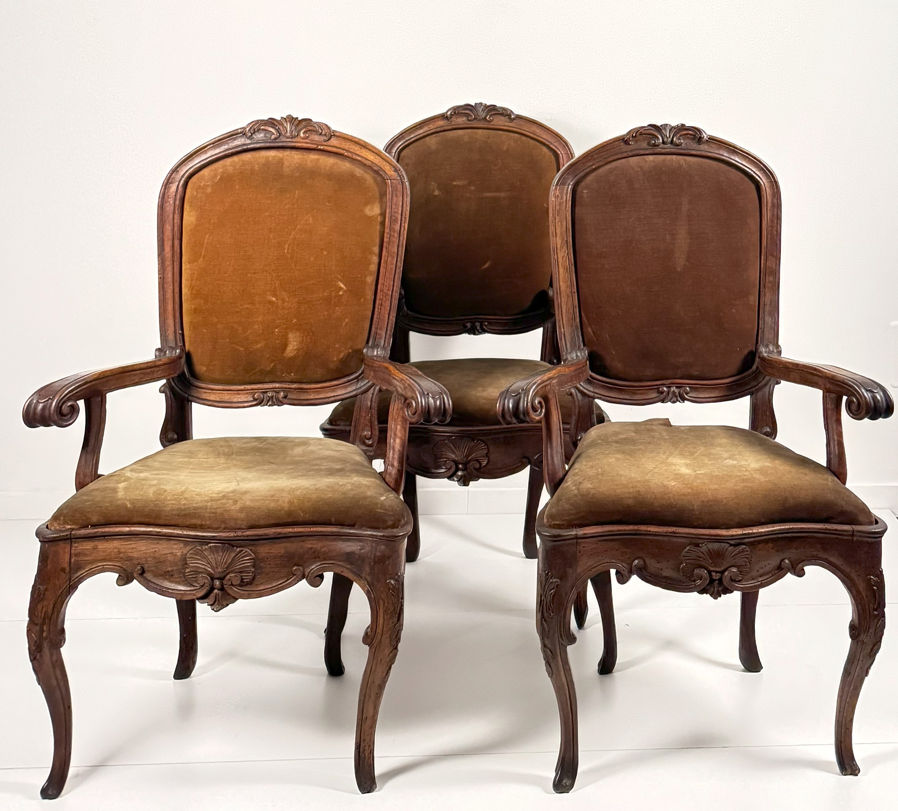 Set di tre poltrone in noce