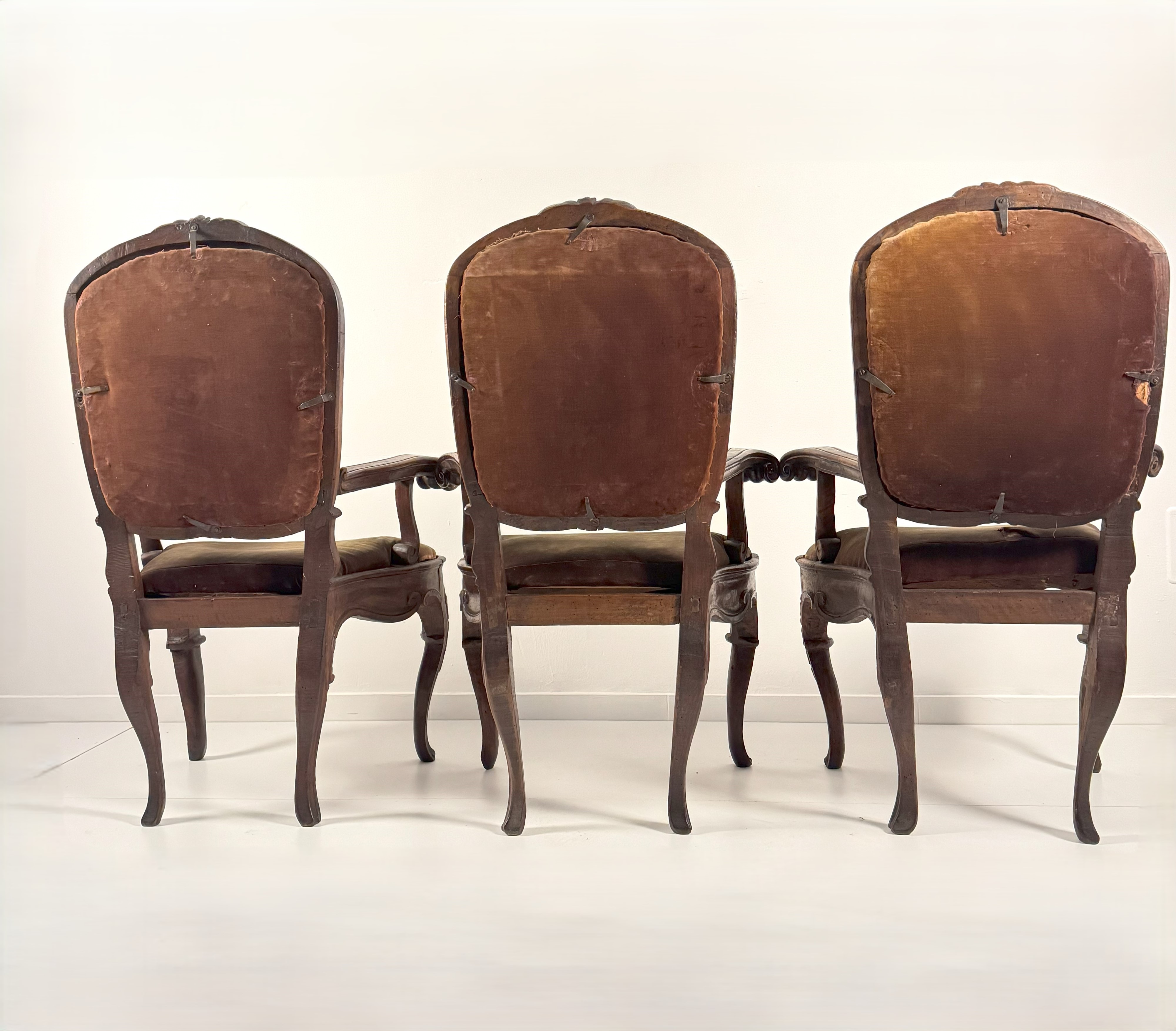 Set di tre poltrone in noce