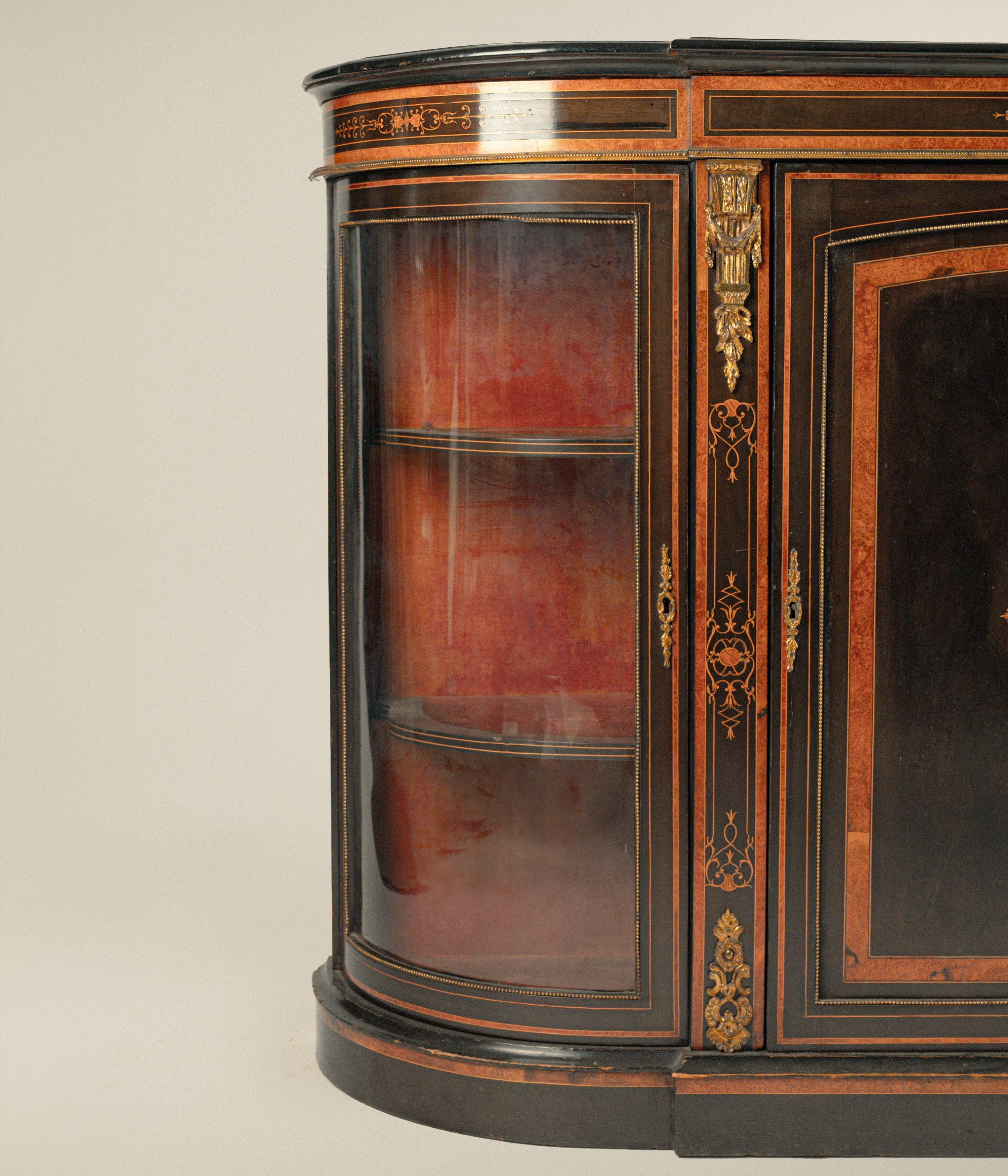 Credenza in legno ebanizzato e intarsiata in legni diversi, Inghilterra