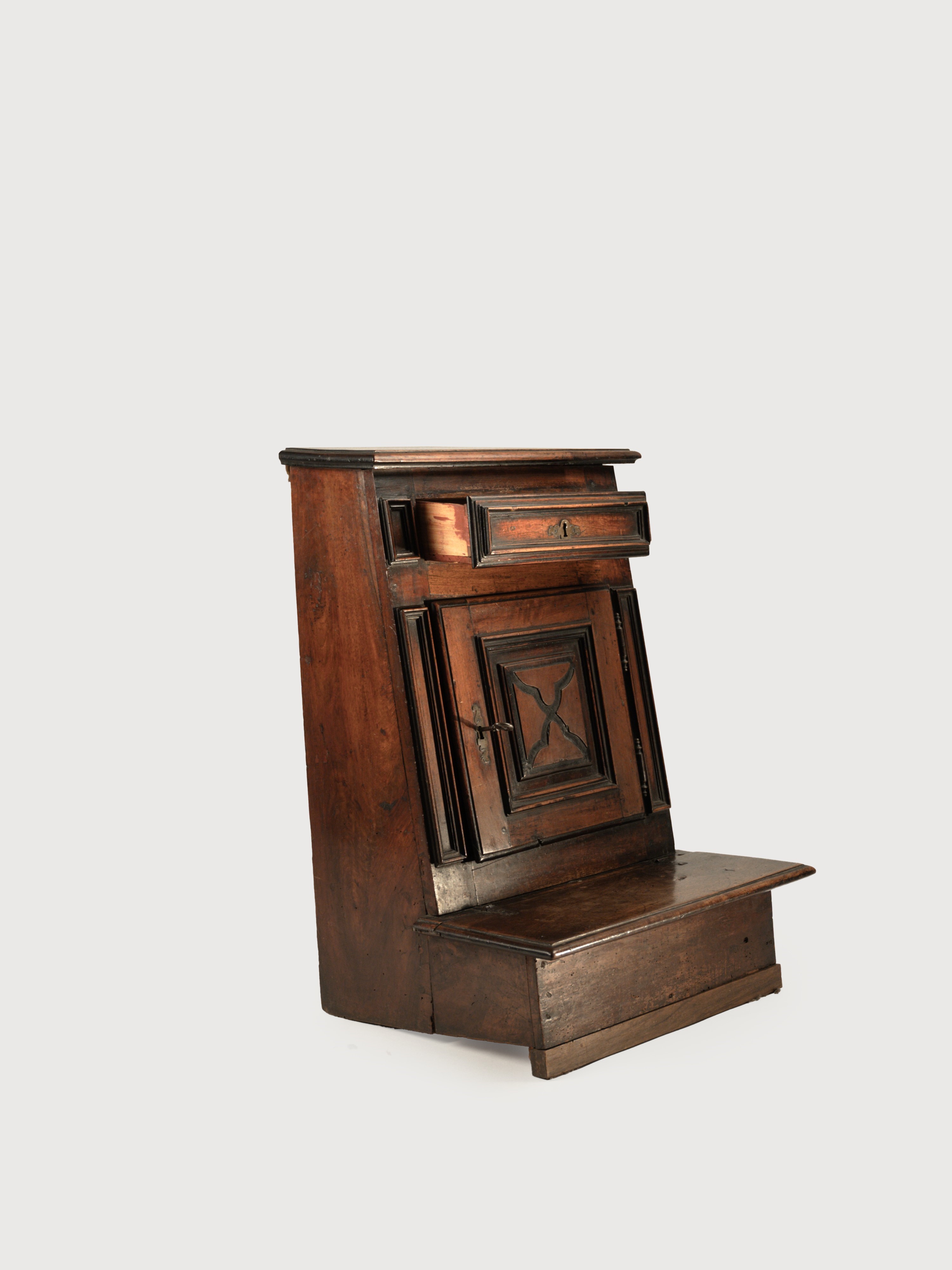 Inginocchiatoio in noce, Piemonte