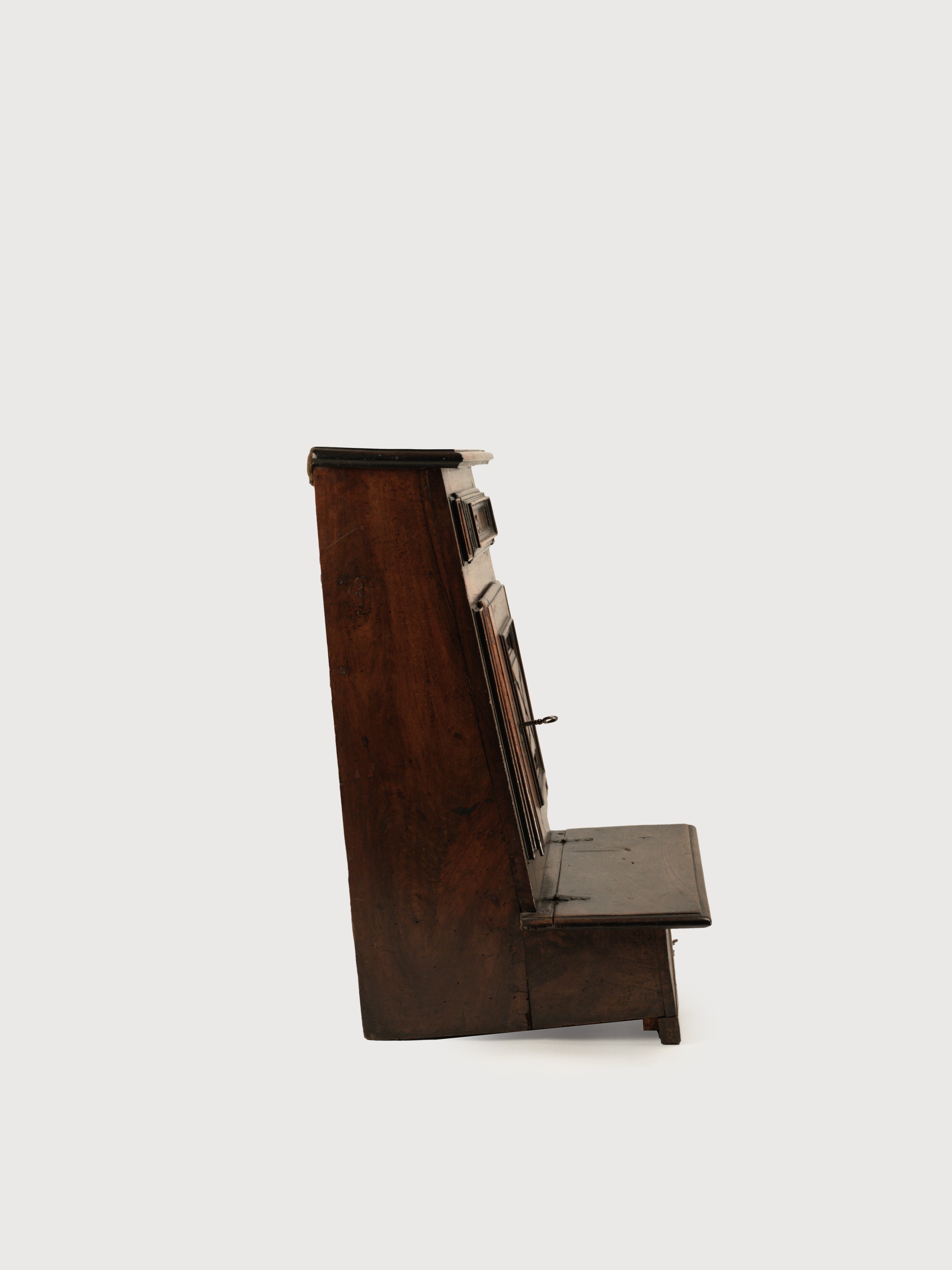 Inginocchiatoio in noce, Piemonte