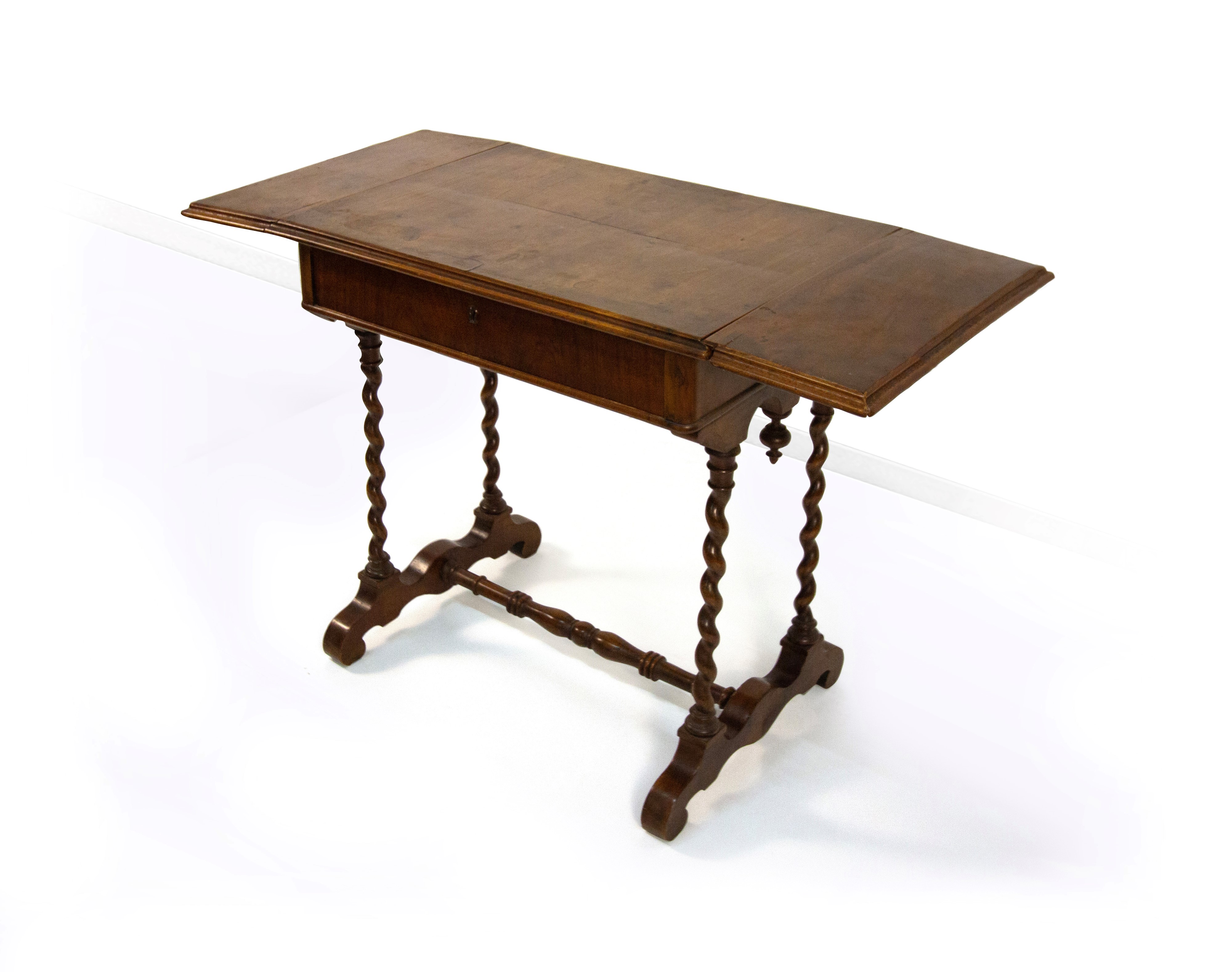 Piccolo scrittoio ad alette in mogano