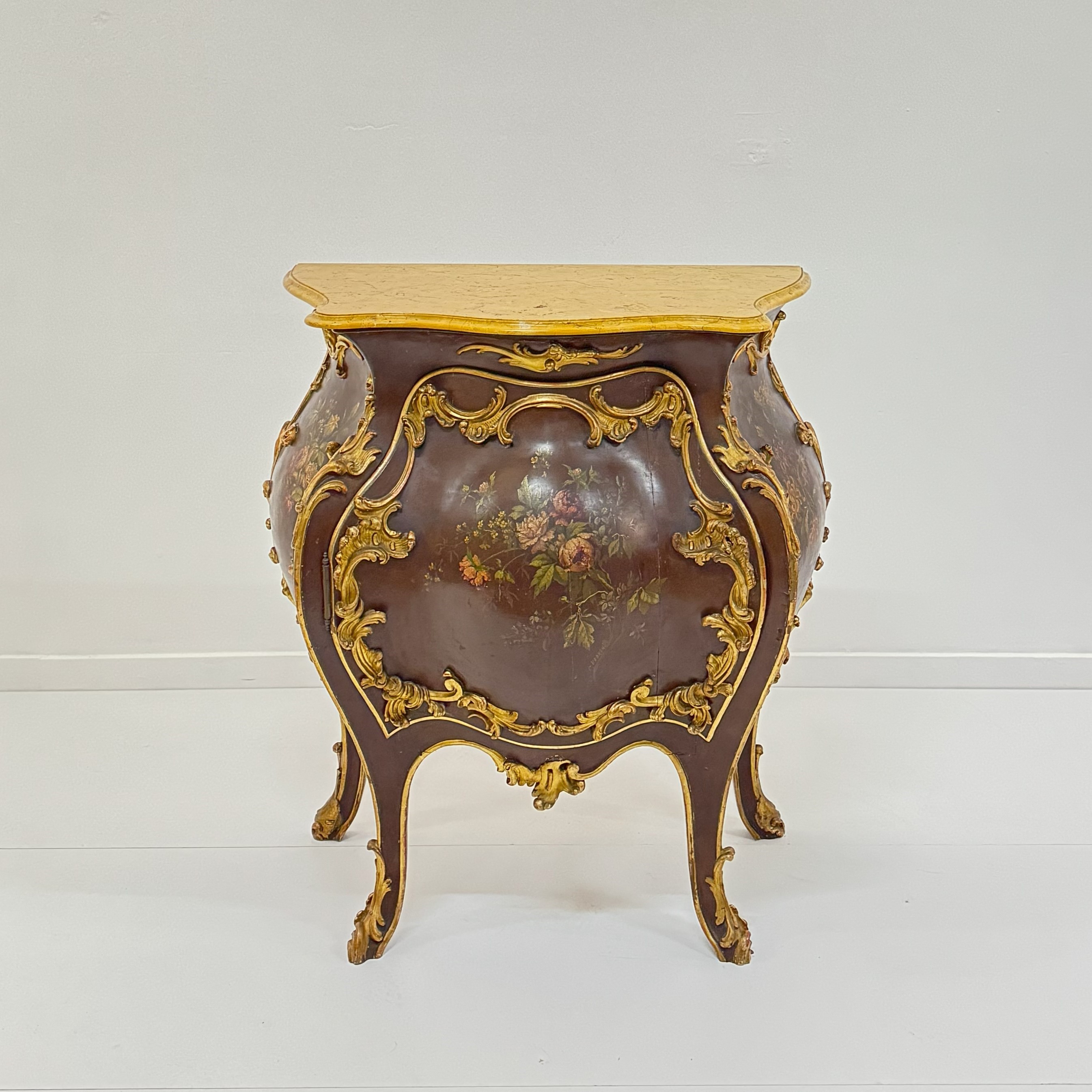 Credenza laccata e dorata