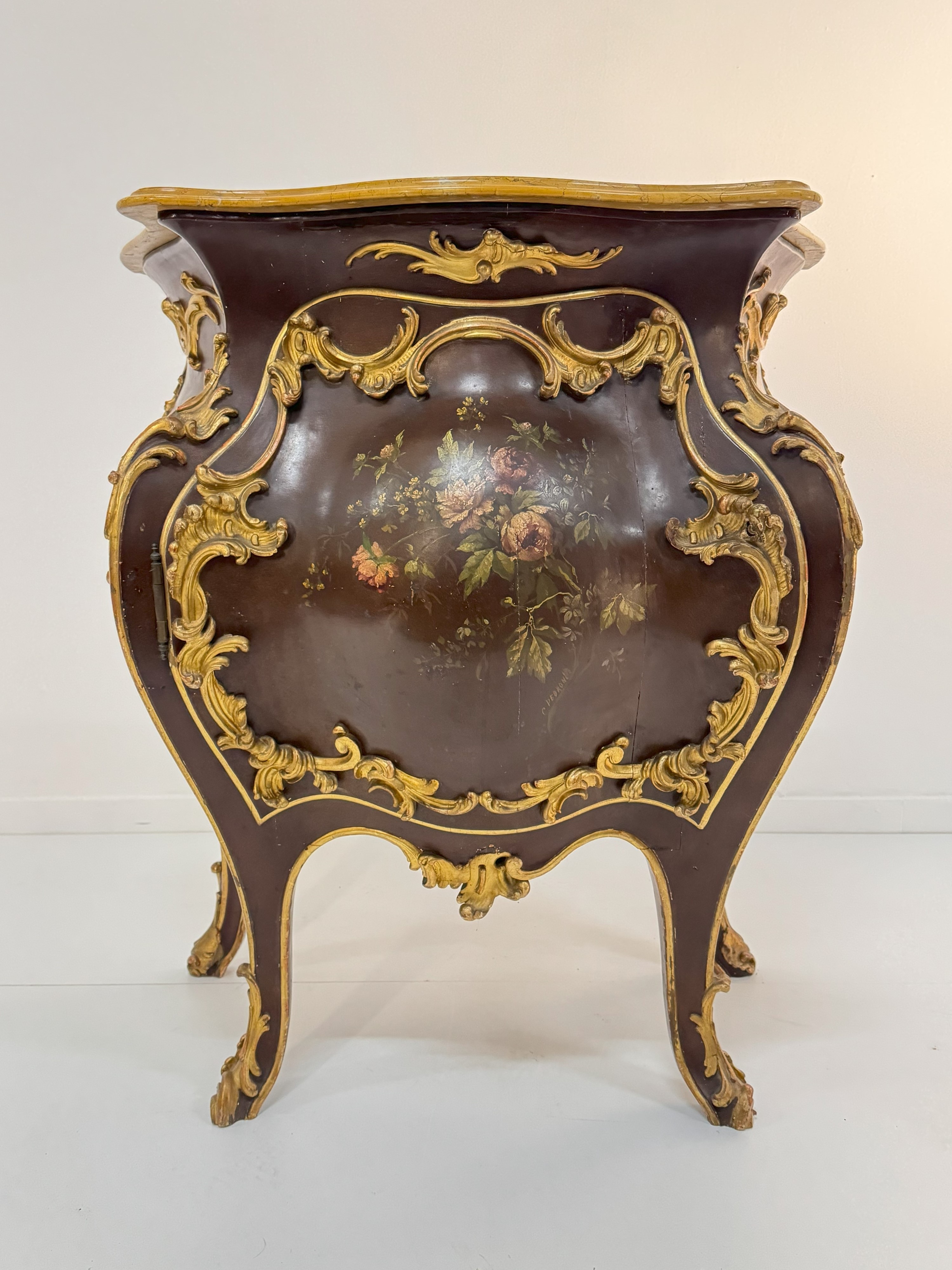 Credenza laccata e dorata