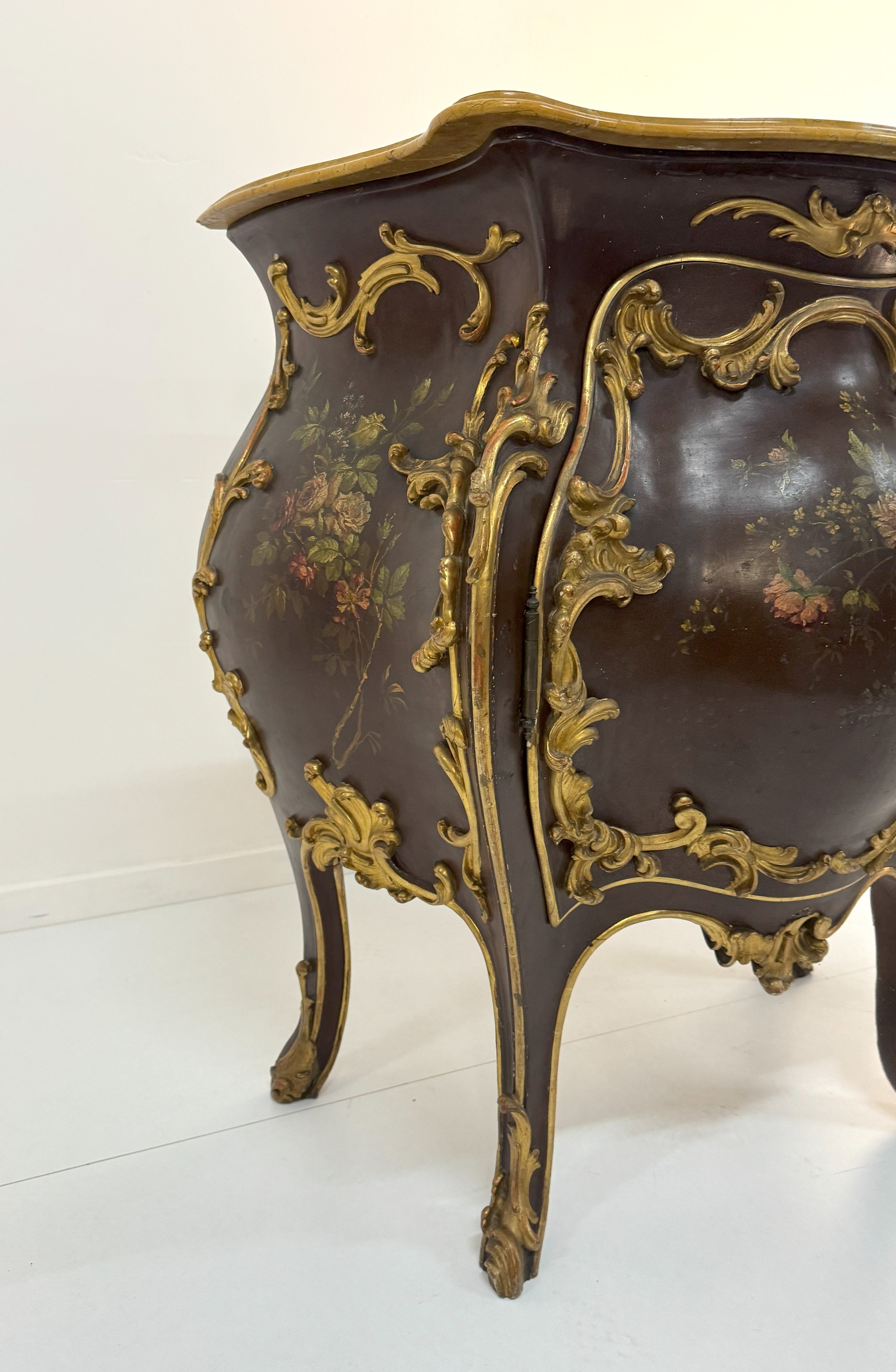 Credenza laccata e dorata