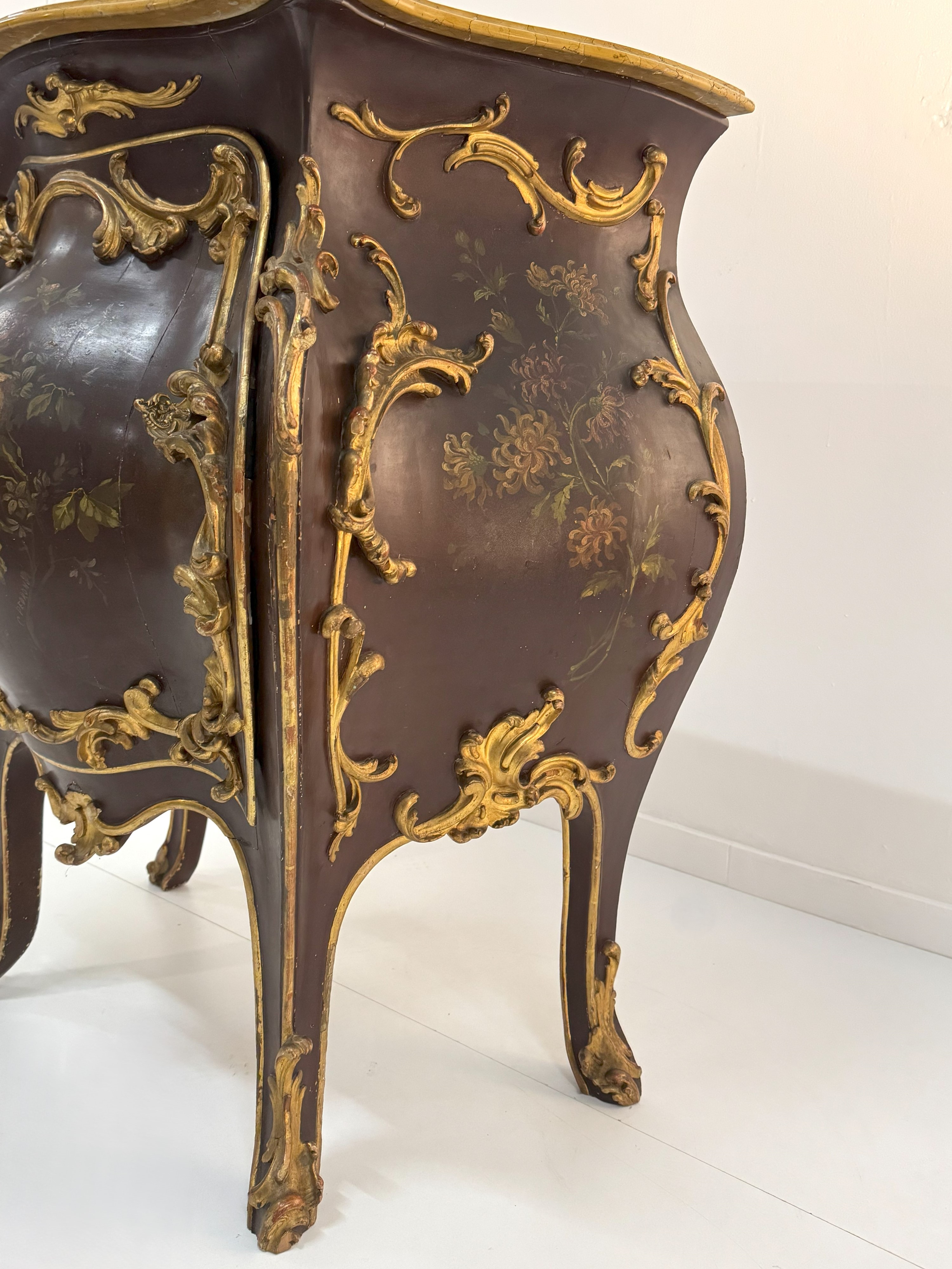 Credenza laccata e dorata