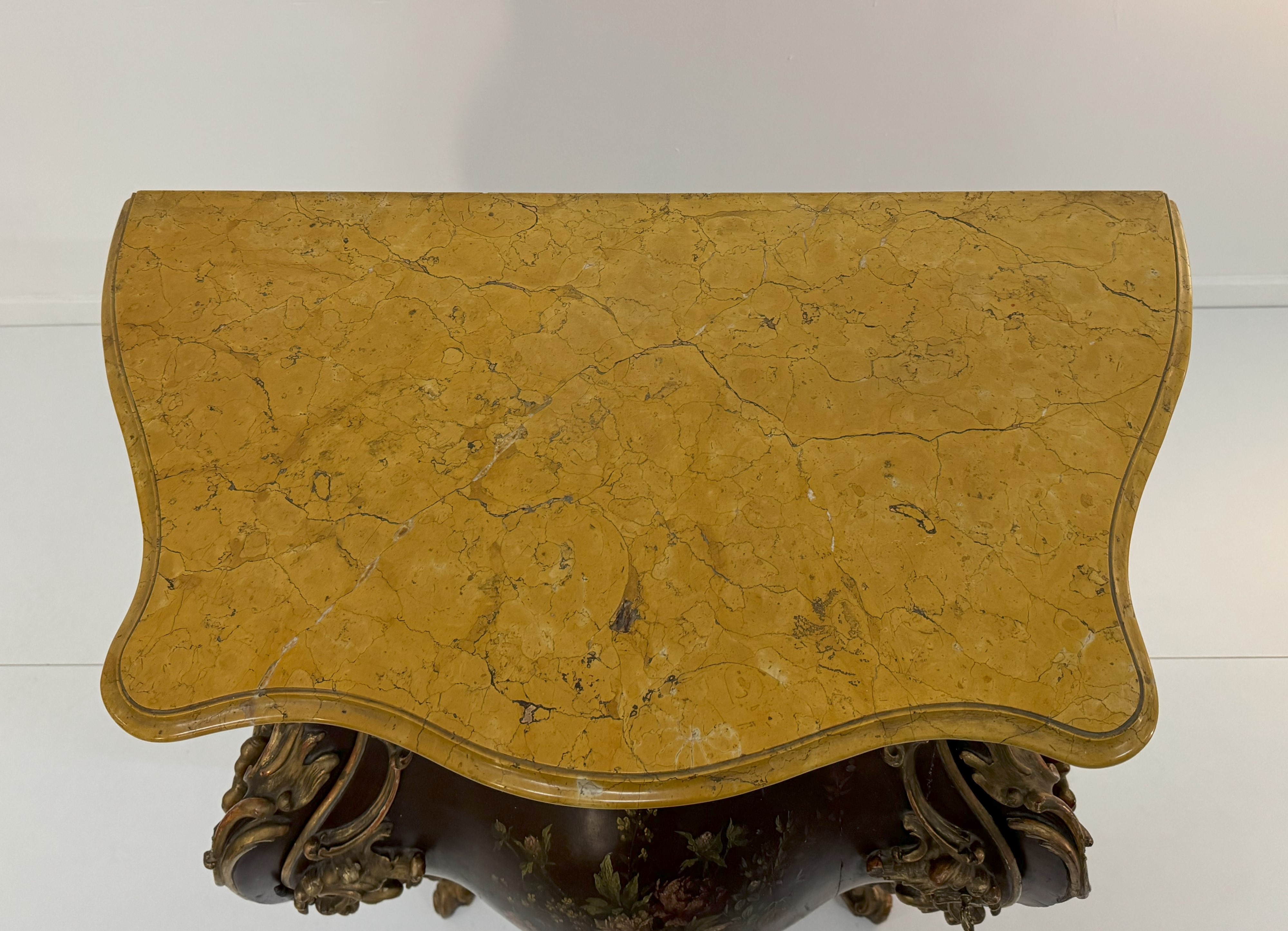 Credenza laccata e dorata