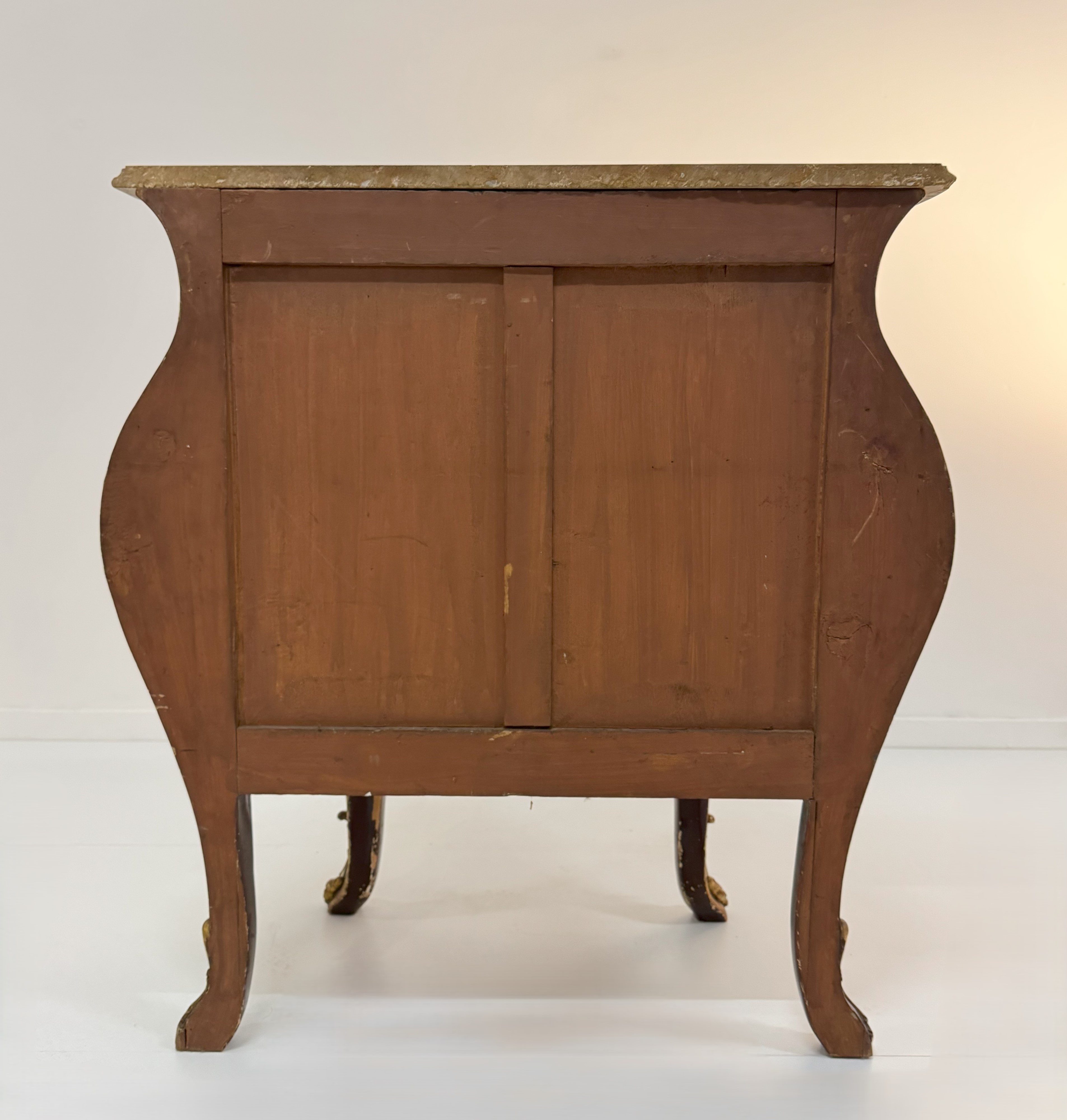Credenza laccata e dorata
