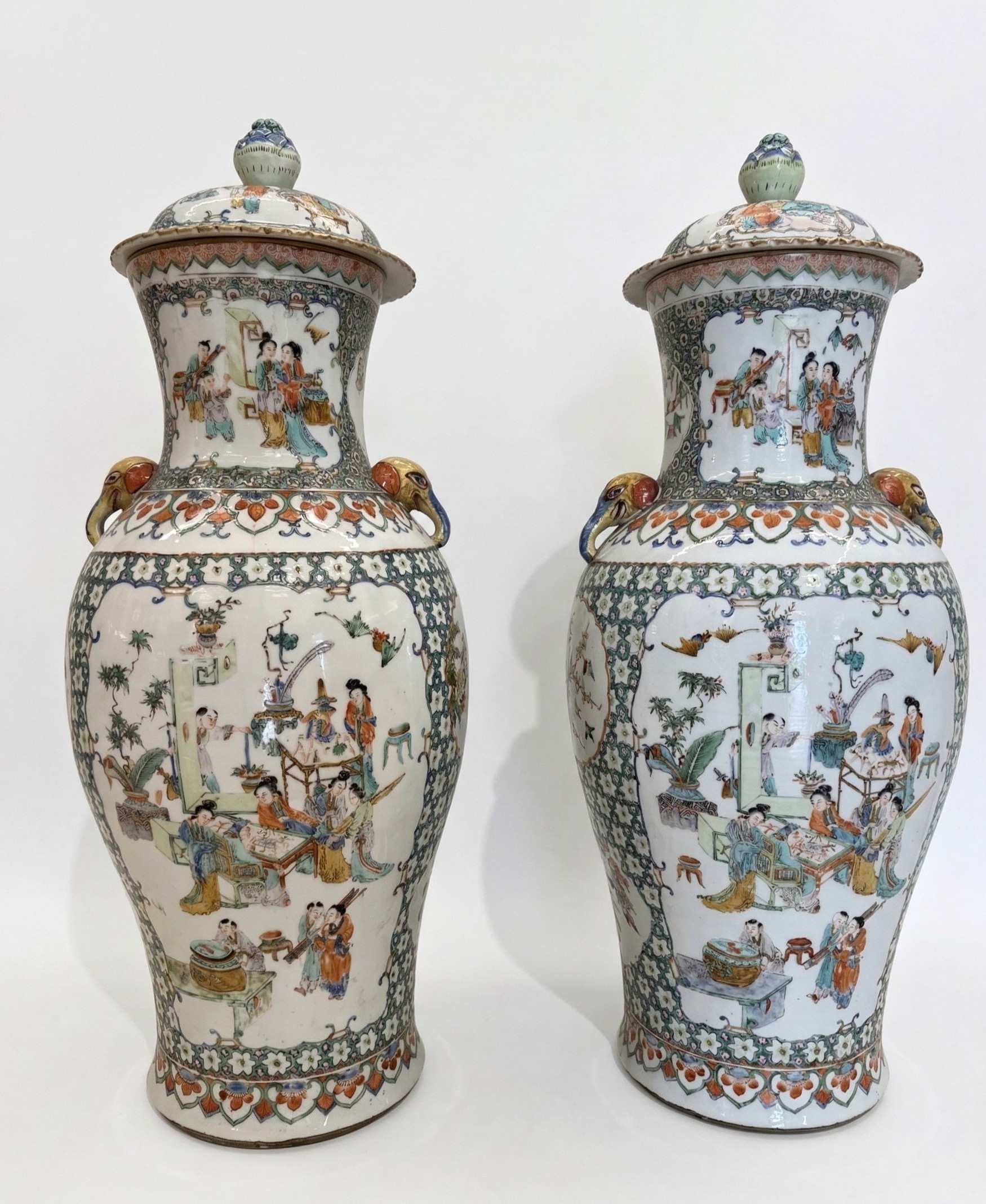 Coppia di potiches in porcellana policroma, Cina