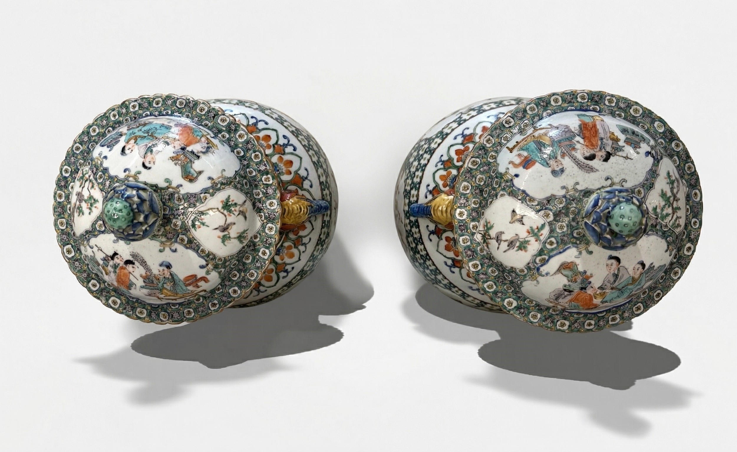 Coppia di potiches in porcellana policroma, Cina
