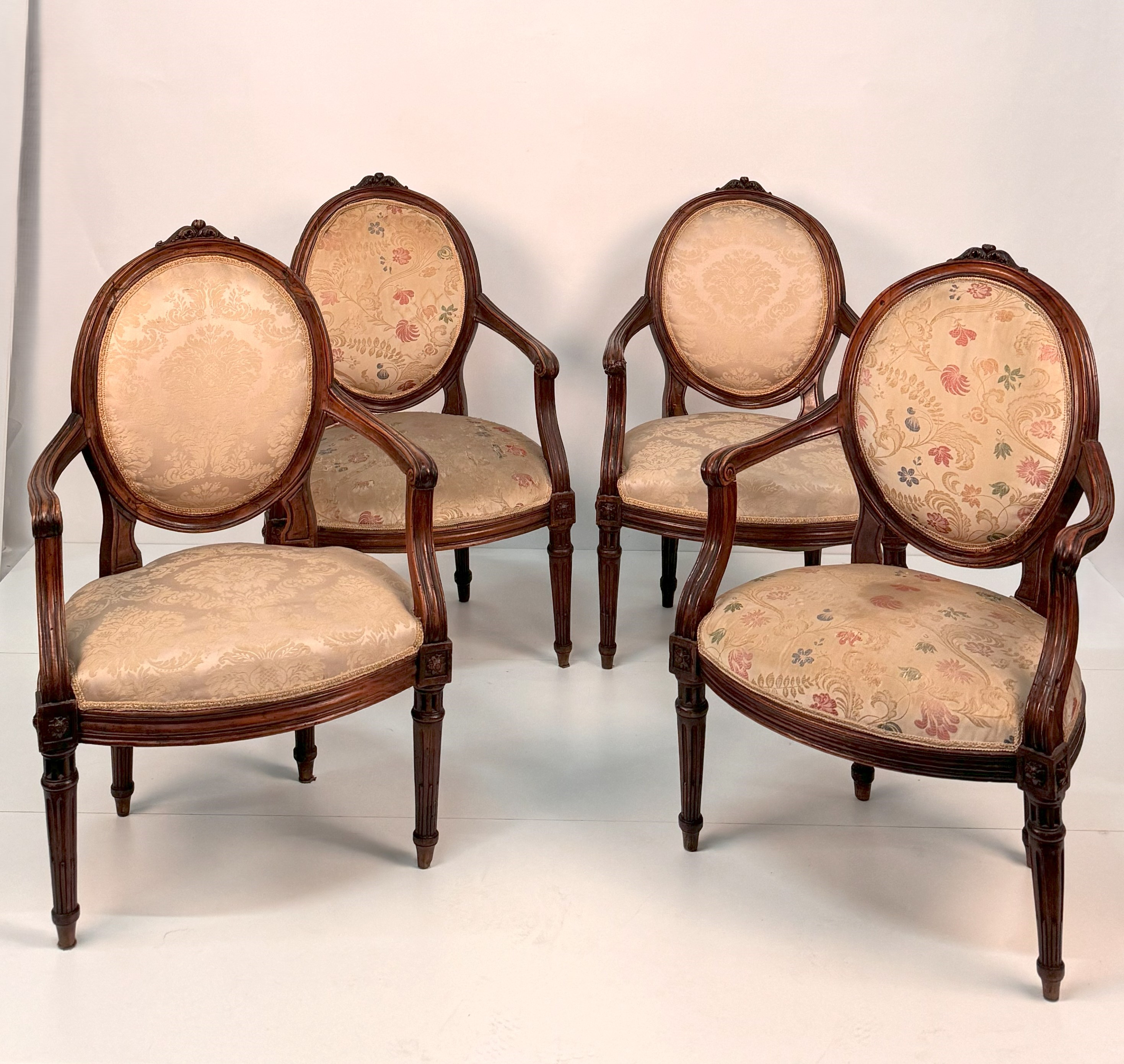Set di quattro poltrone in noce, Piemonte