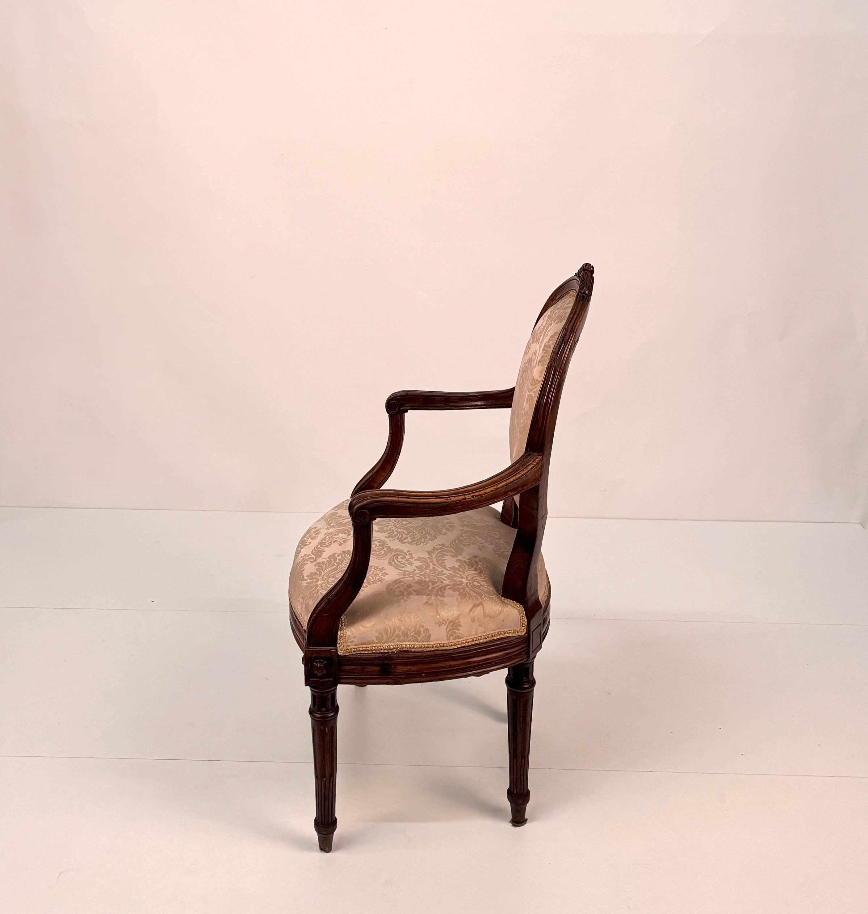 Set di quattro poltrone in noce, Piemonte