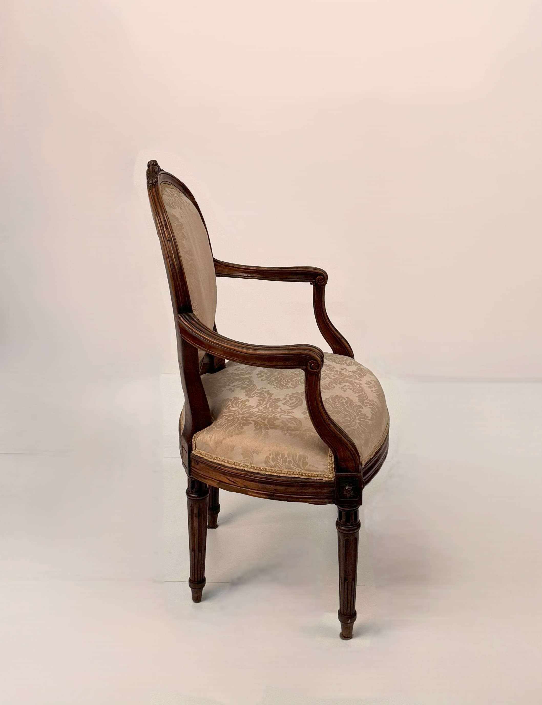 Set di quattro poltrone in noce, Piemonte