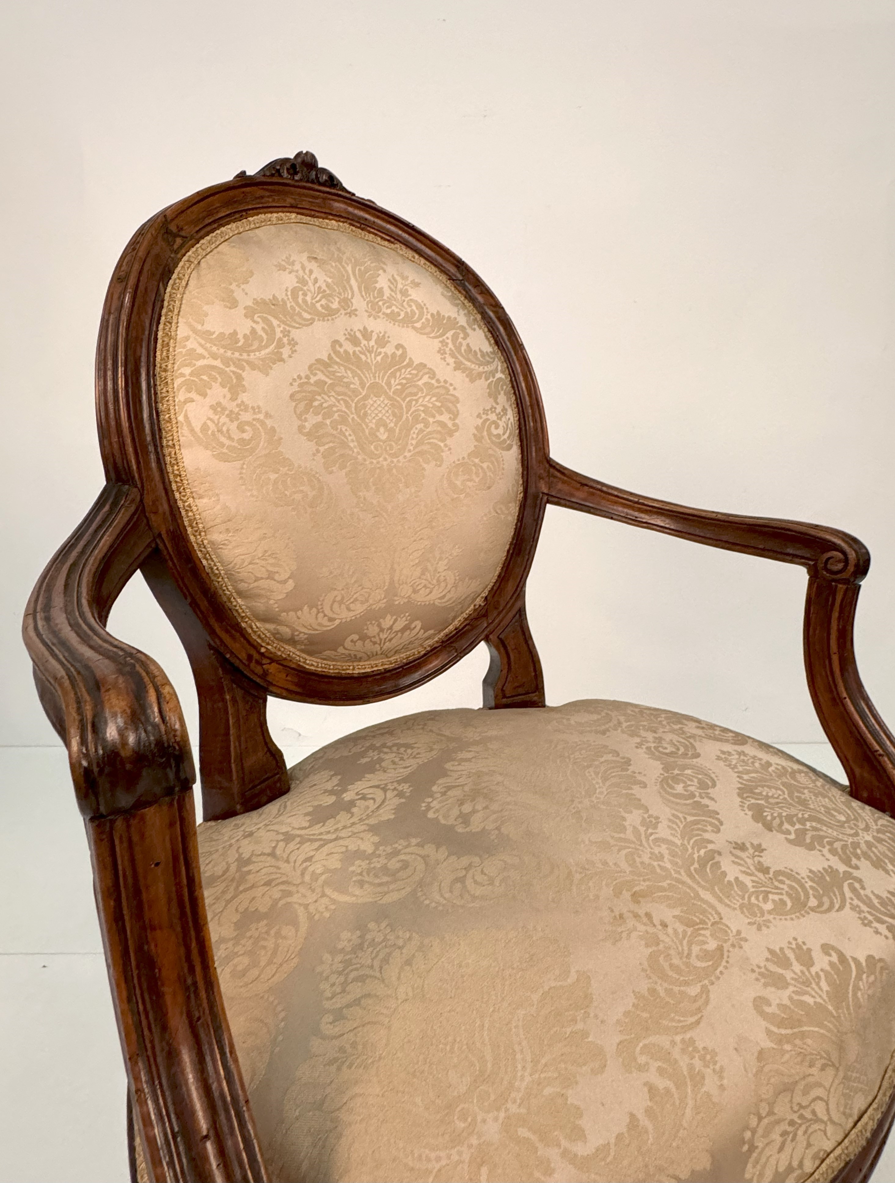 Set di quattro poltrone in noce, Piemonte