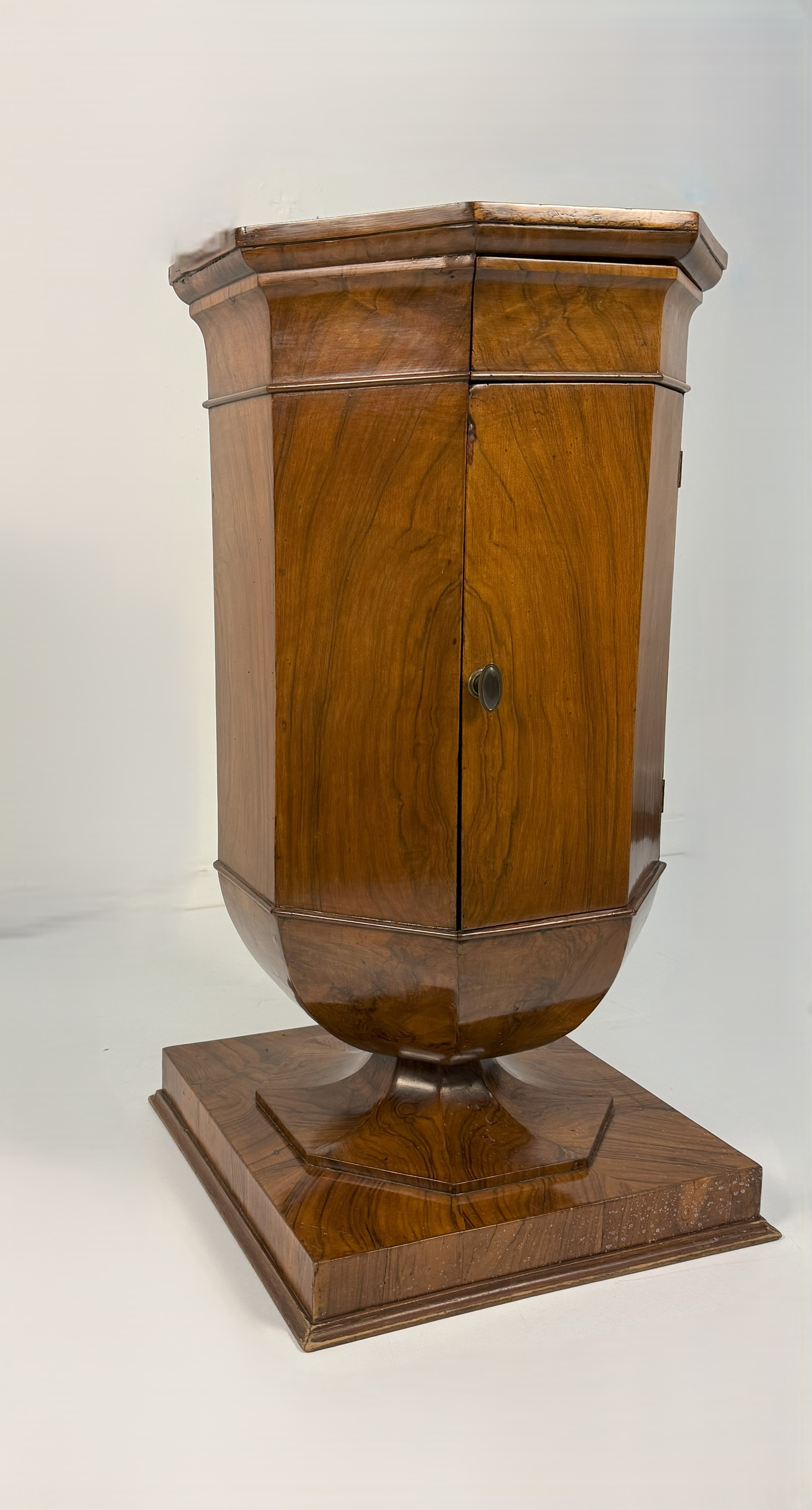 Comodino a tulipano lastronato in noce