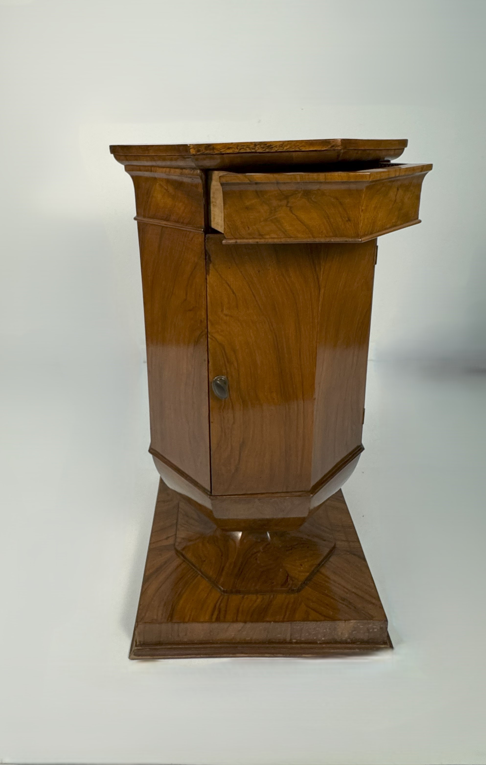 Comodino a tulipano lastronato in noce