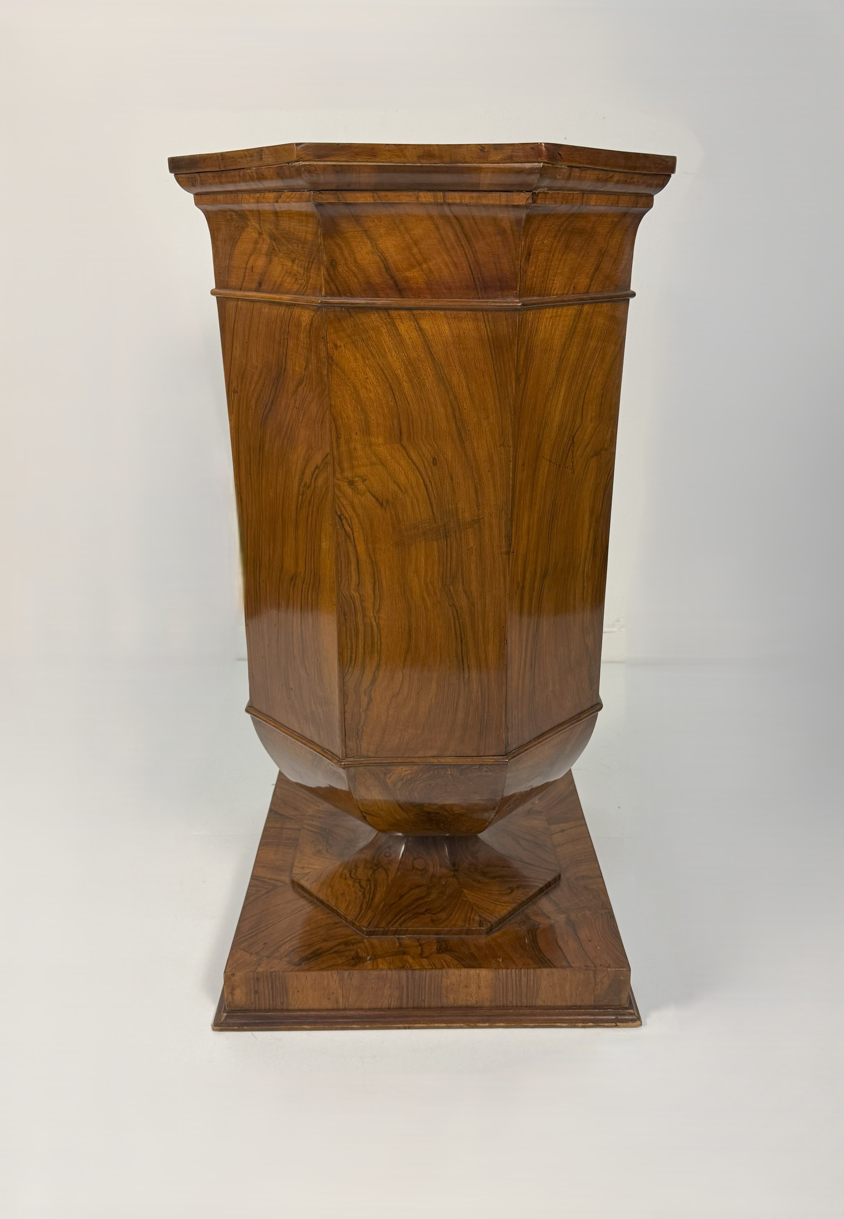 Comodino a tulipano lastronato in noce