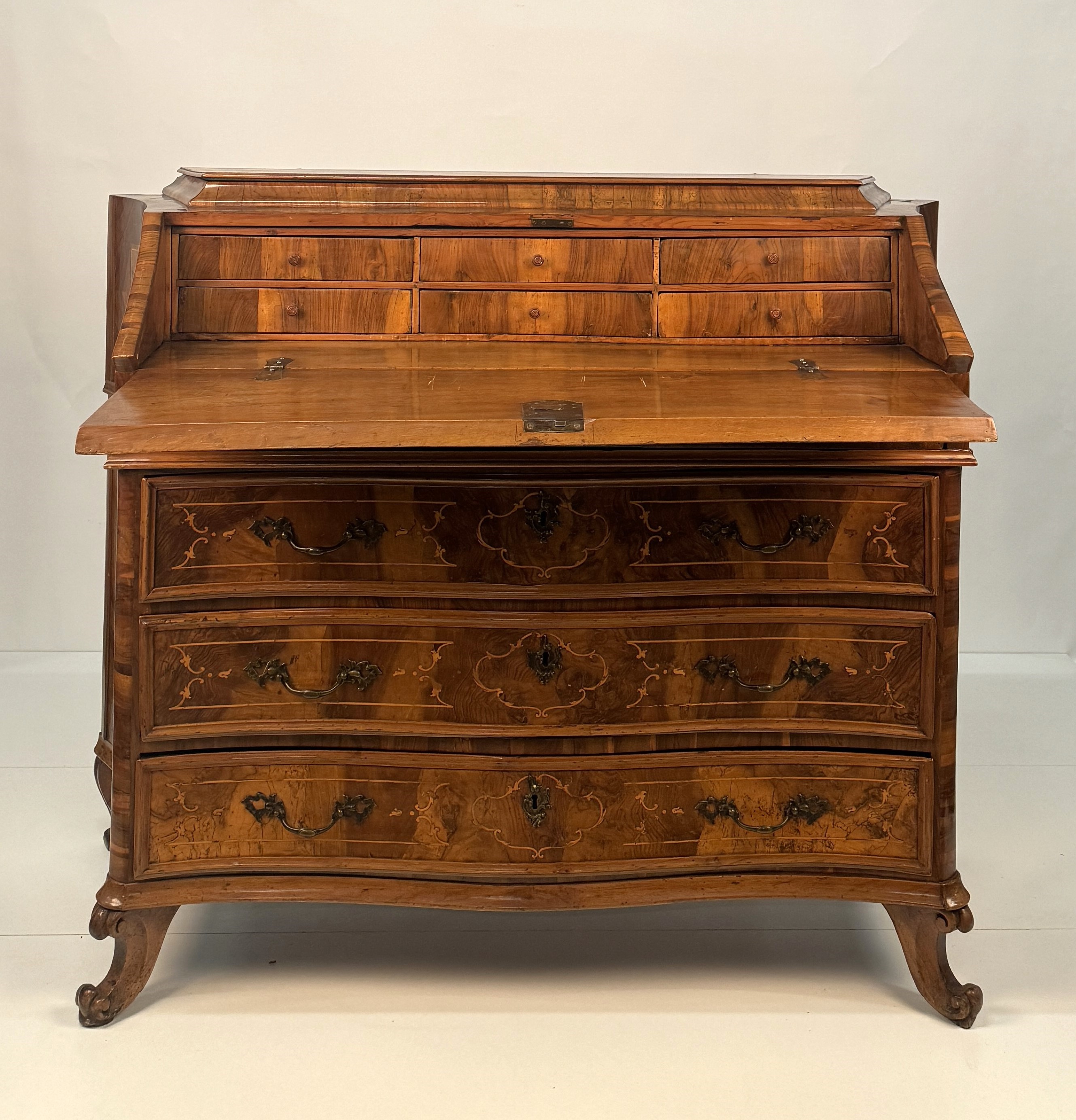 Cassettone a ribalta lastronato in noce e radica di noce, Lombardia (Brescia)