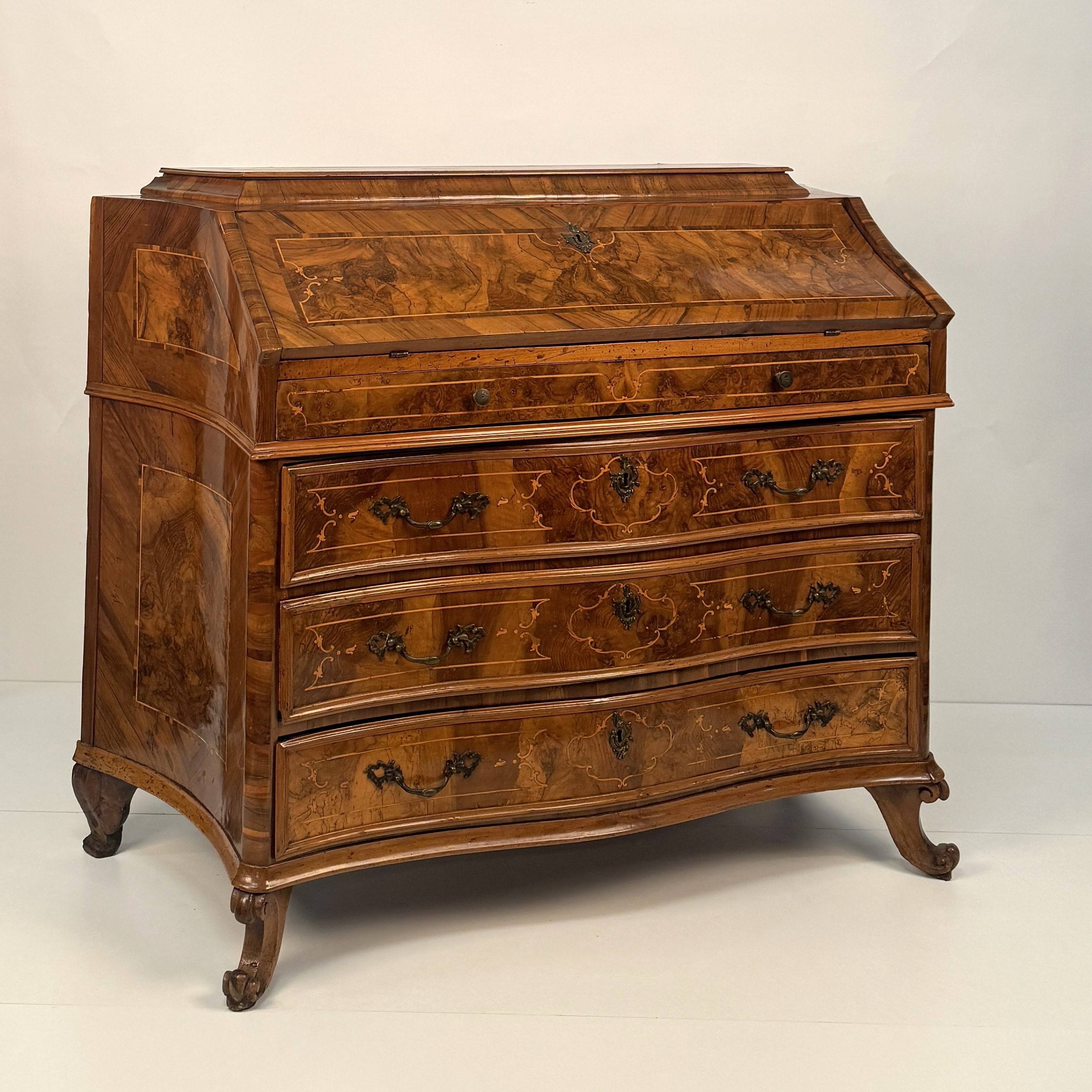 Cassettone a ribalta lastronato in noce e radica di noce, Lombardia (Brescia)