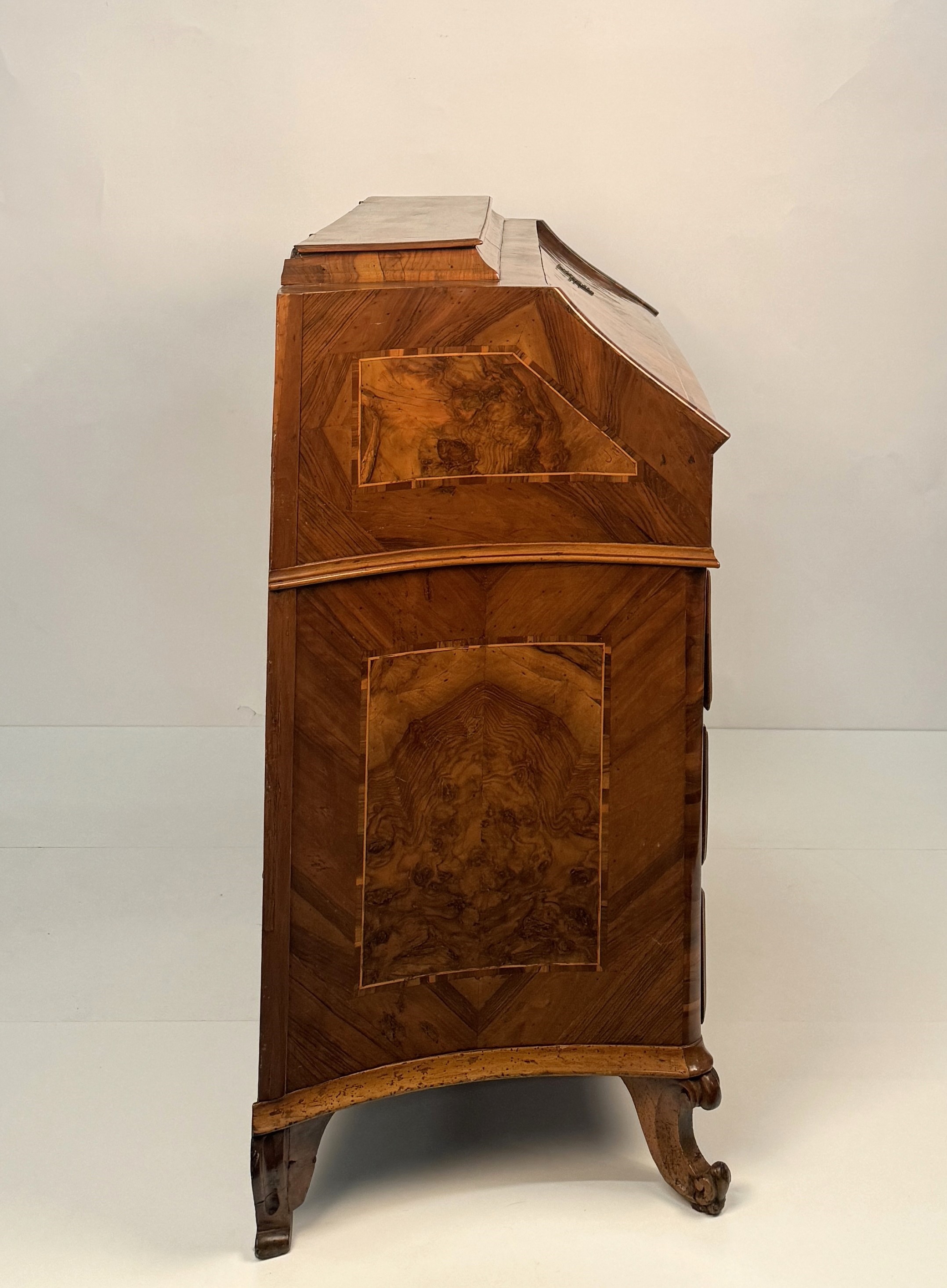 Cassettone a ribalta lastronato in noce e radica di noce, Lombardia (Brescia)