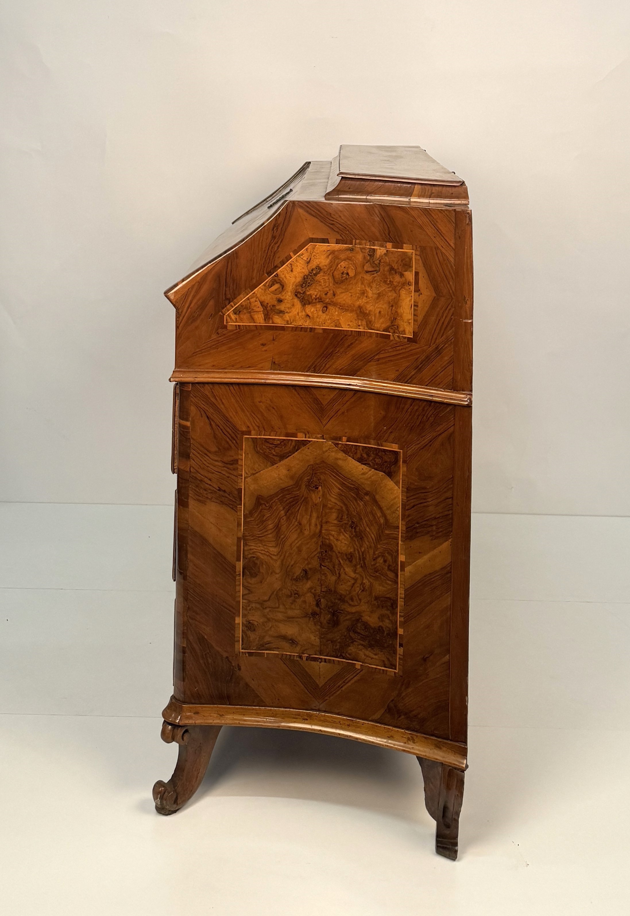 Cassettone a ribalta lastronato in noce e radica di noce, Lombardia (Brescia)