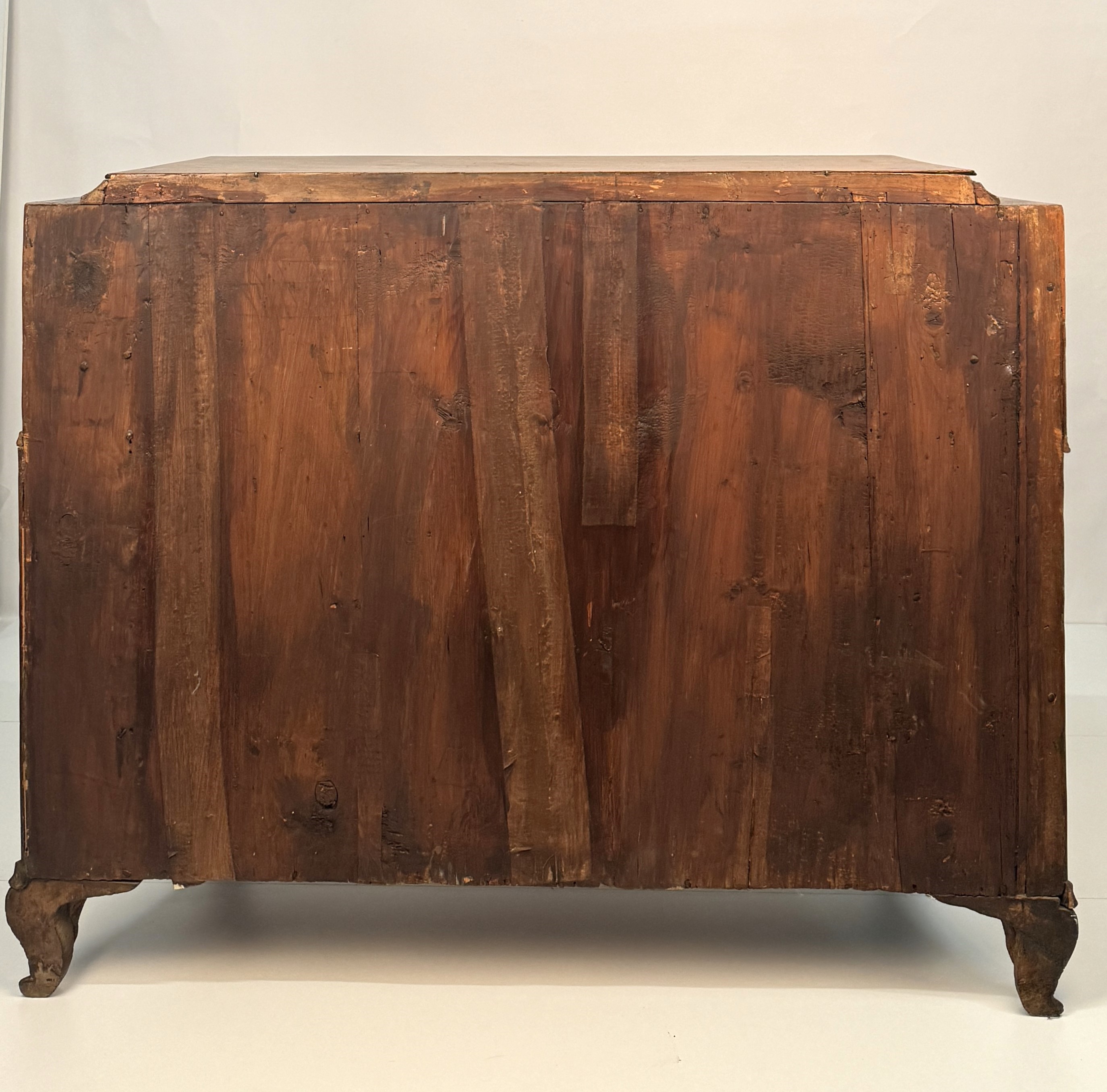 Cassettone a ribalta lastronato in noce e radica di noce, Lombardia (Brescia)