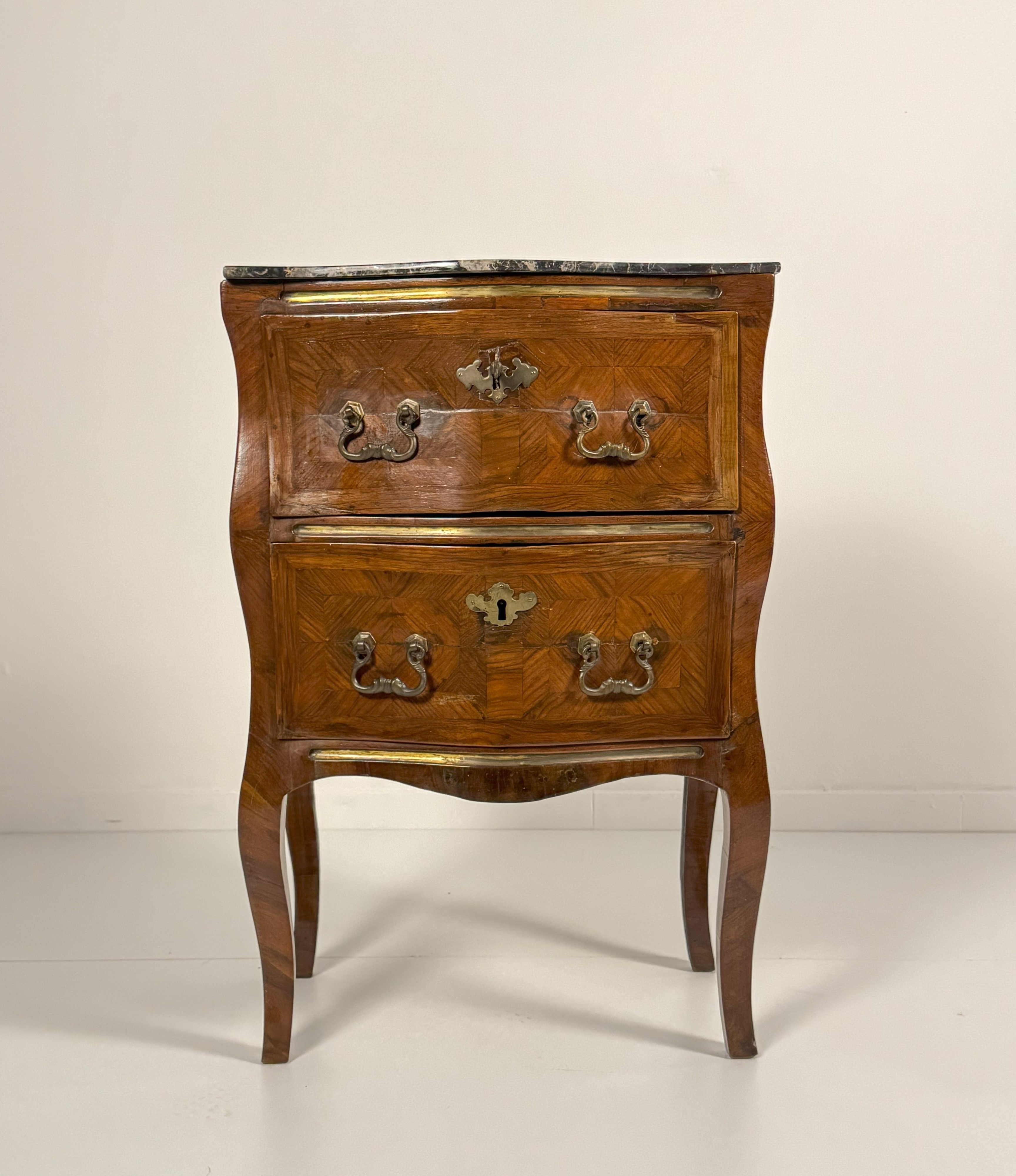 Comodino lastronato in rigatino di noce, Sicilia