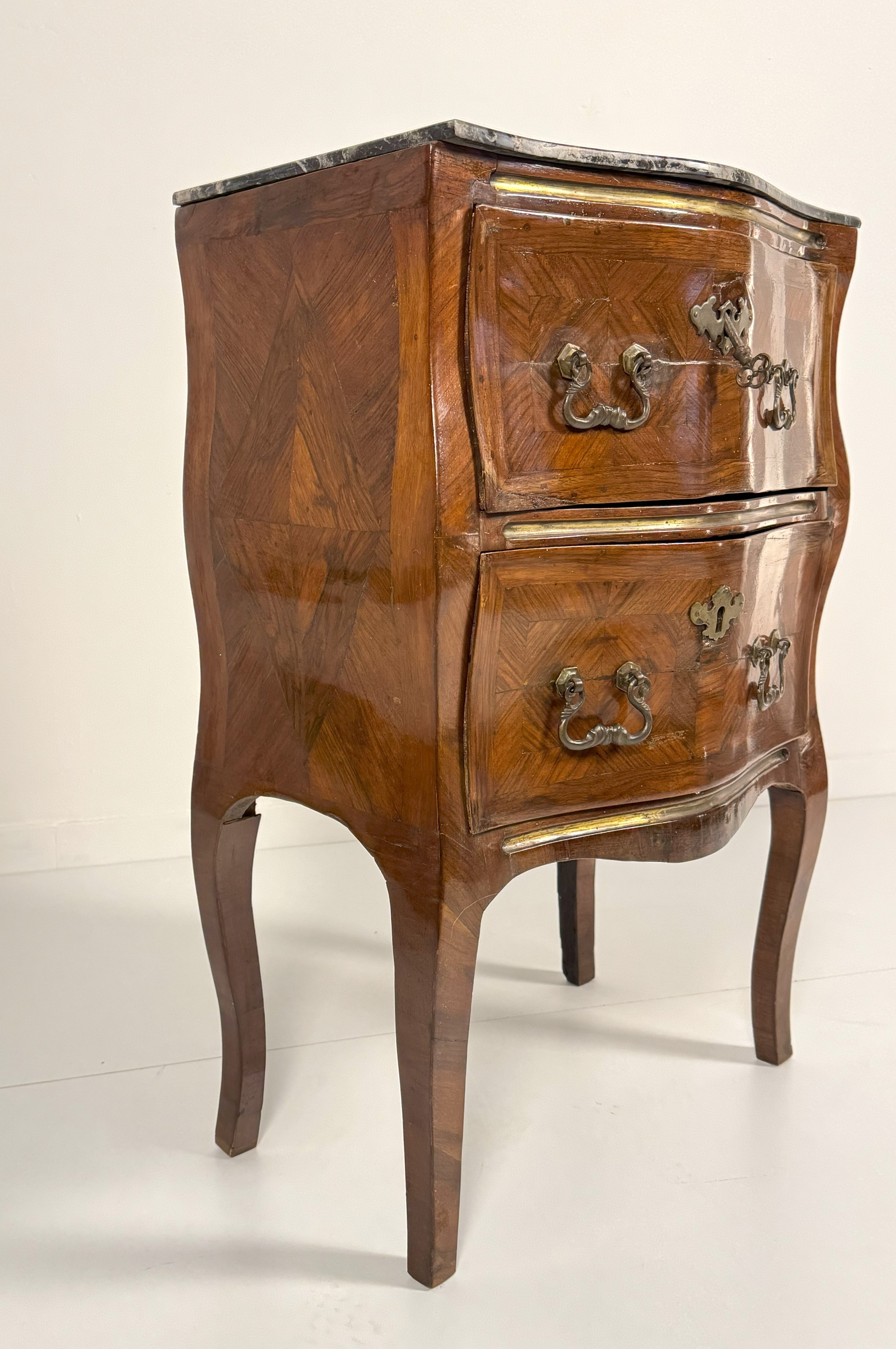 Comodino lastronato in rigatino di noce, Sicilia