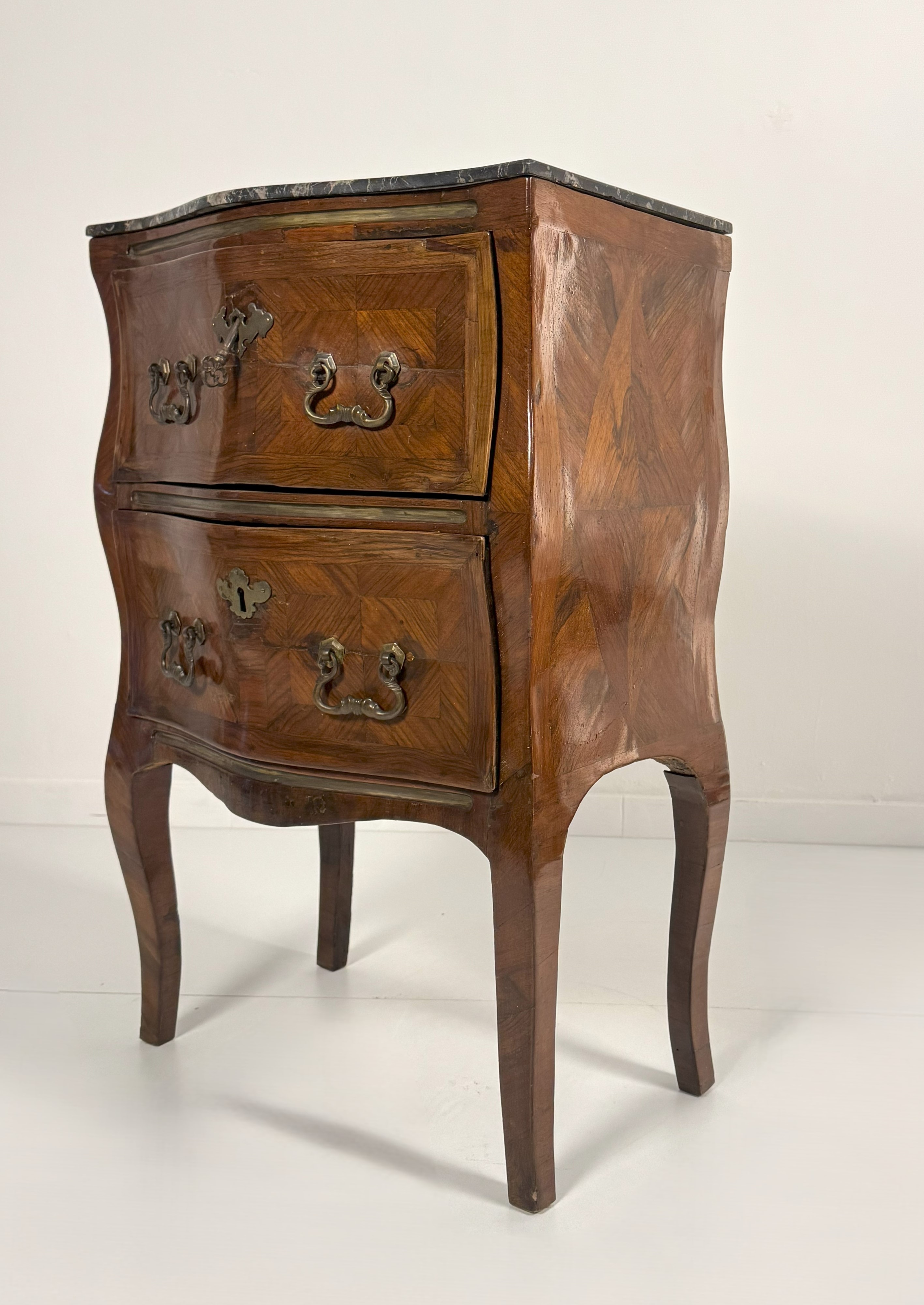 Comodino lastronato in rigatino di noce, Sicilia