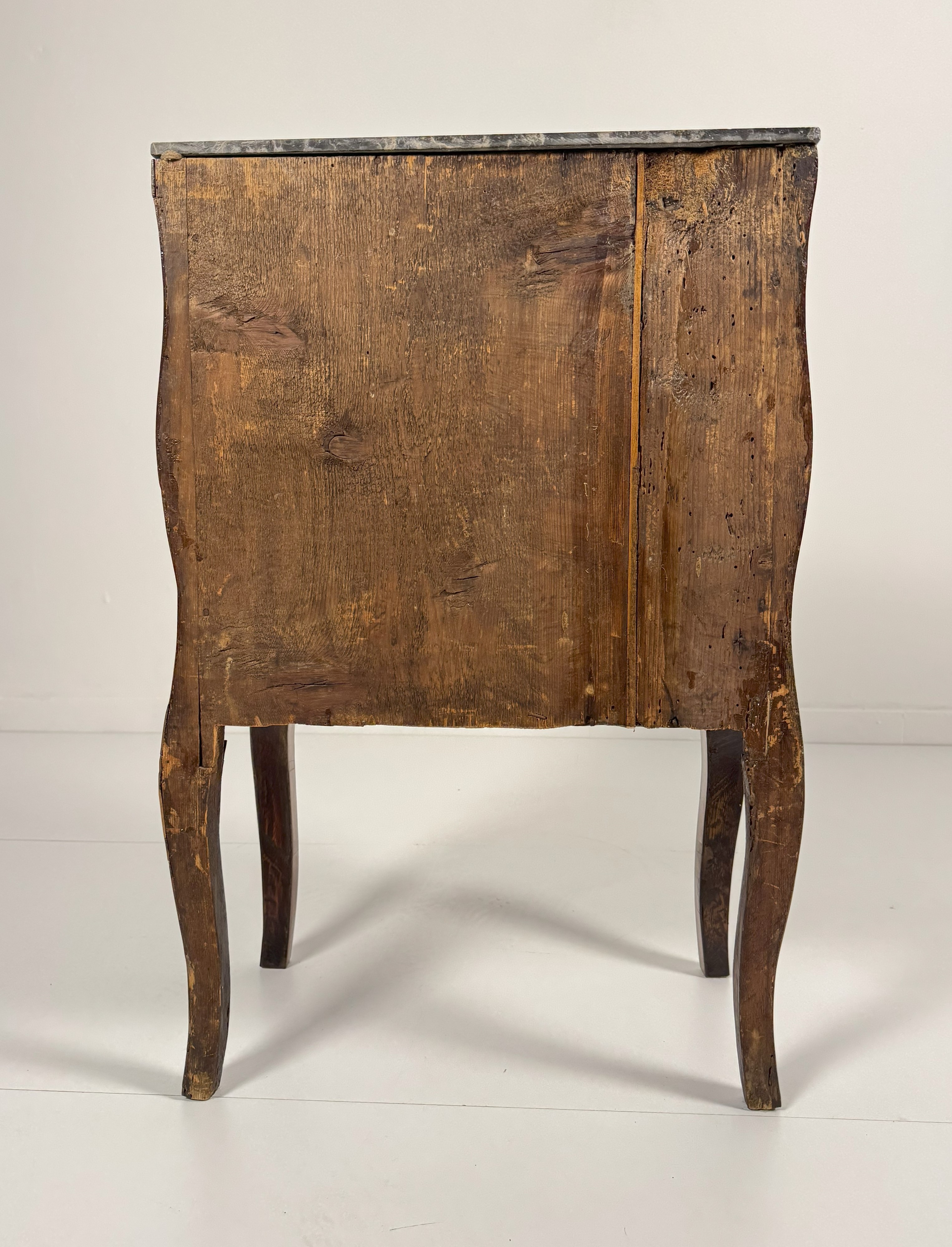 Comodino lastronato in rigatino di noce, Sicilia