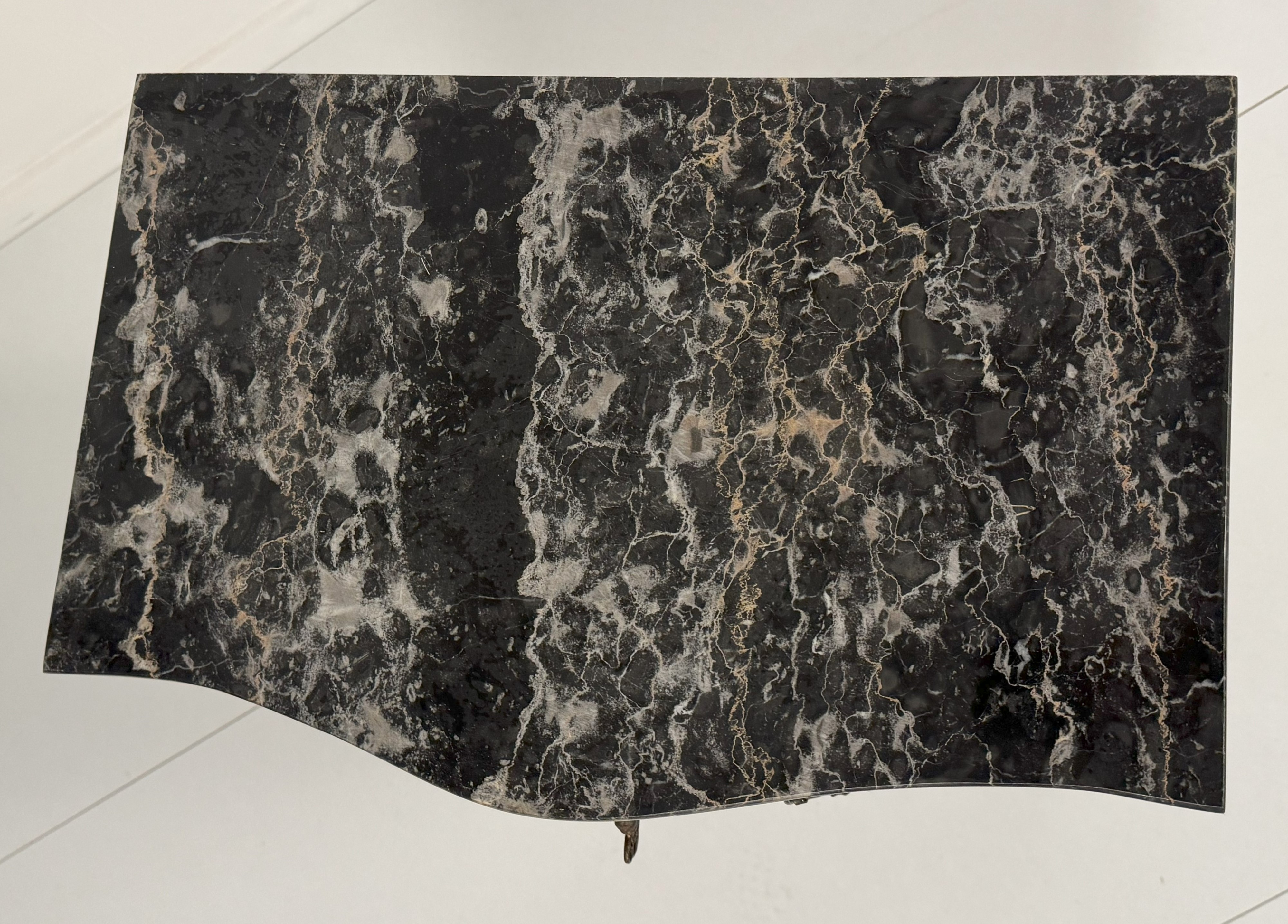 Comodino lastronato in rigatino di noce, Sicilia