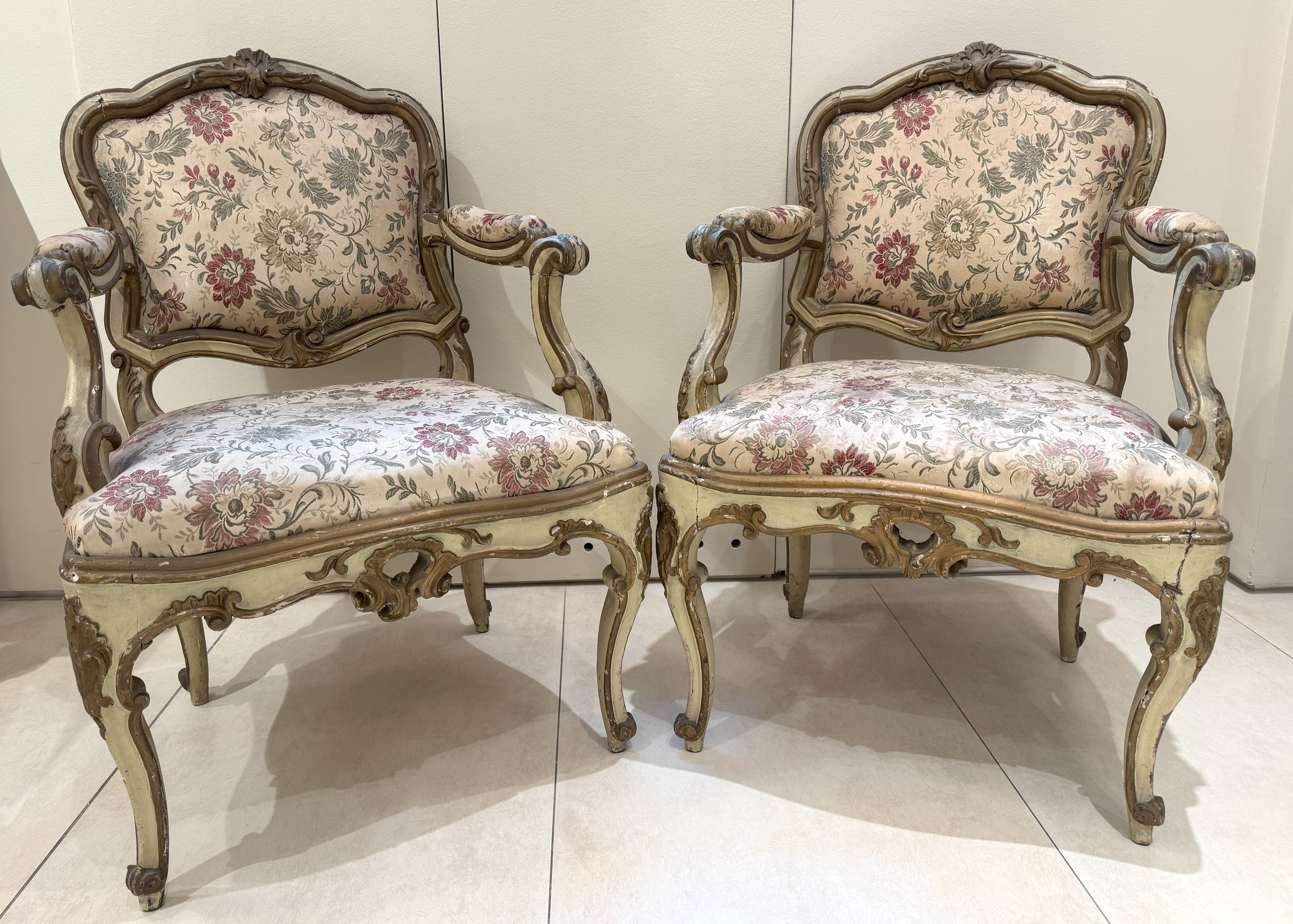 Due poltrone in legno laccato e dorato, Lombardia