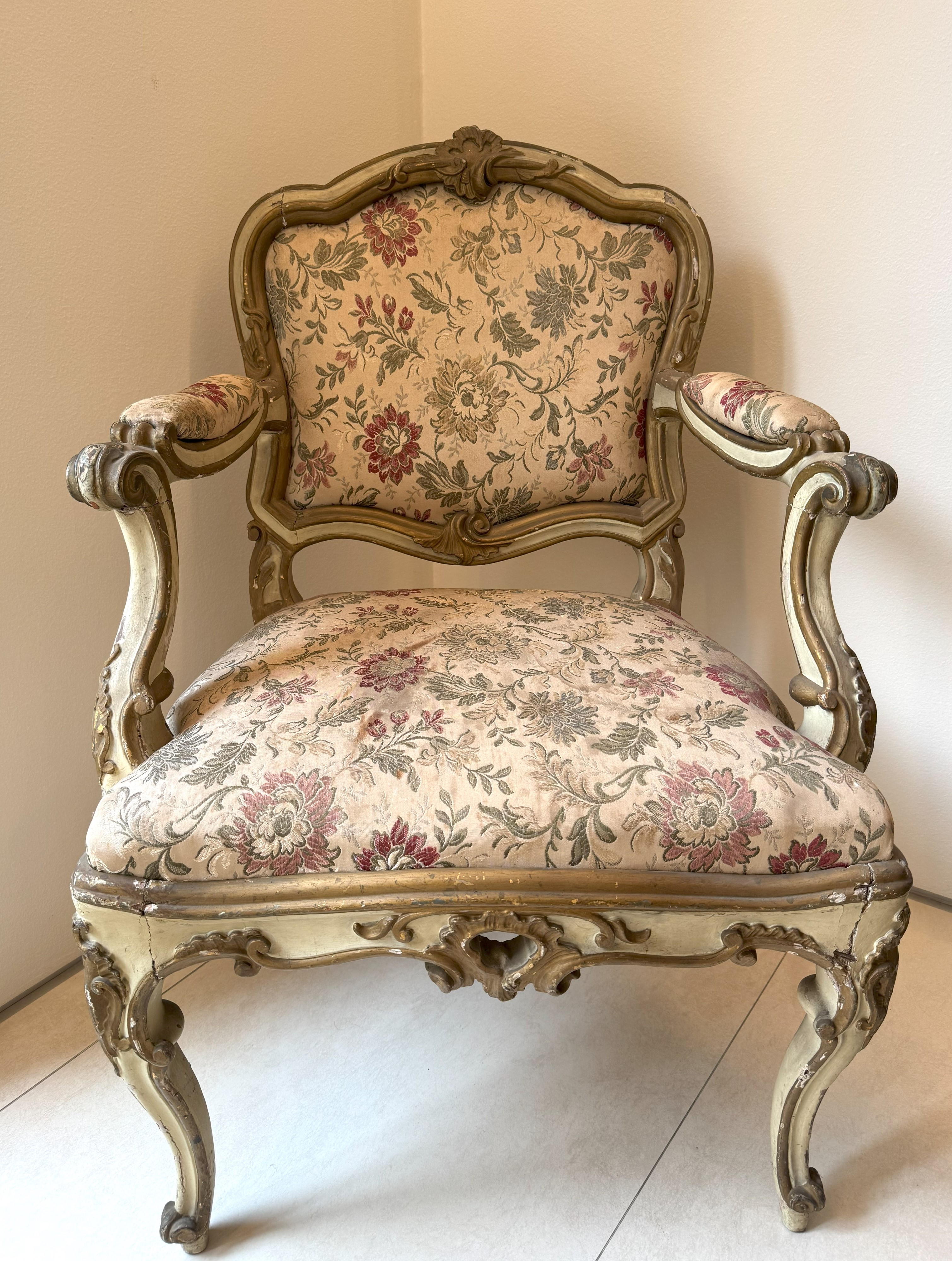 Due poltrone in legno laccato e dorato, Lombardia