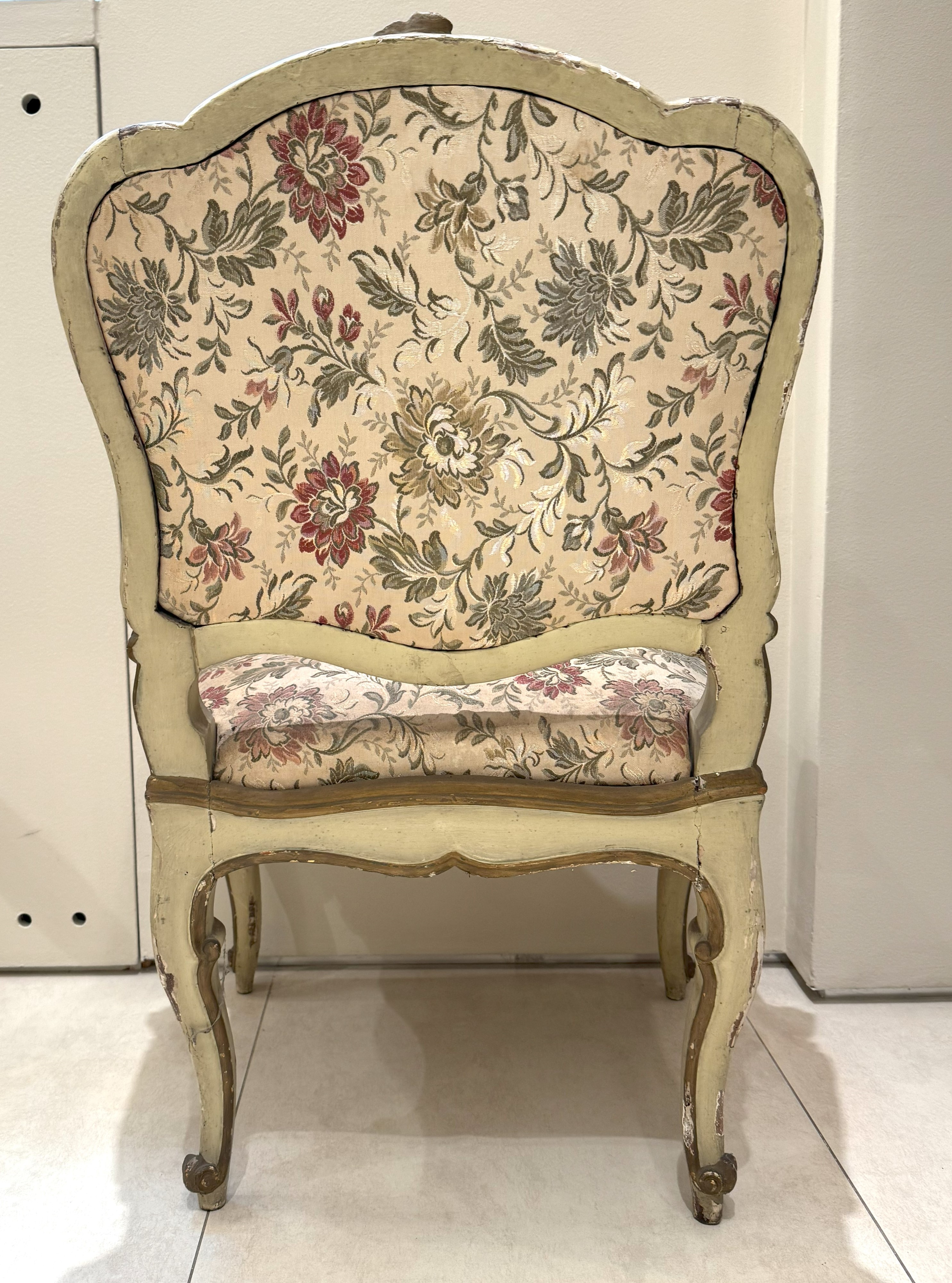 Due poltrone in legno laccato e dorato, Lombardia