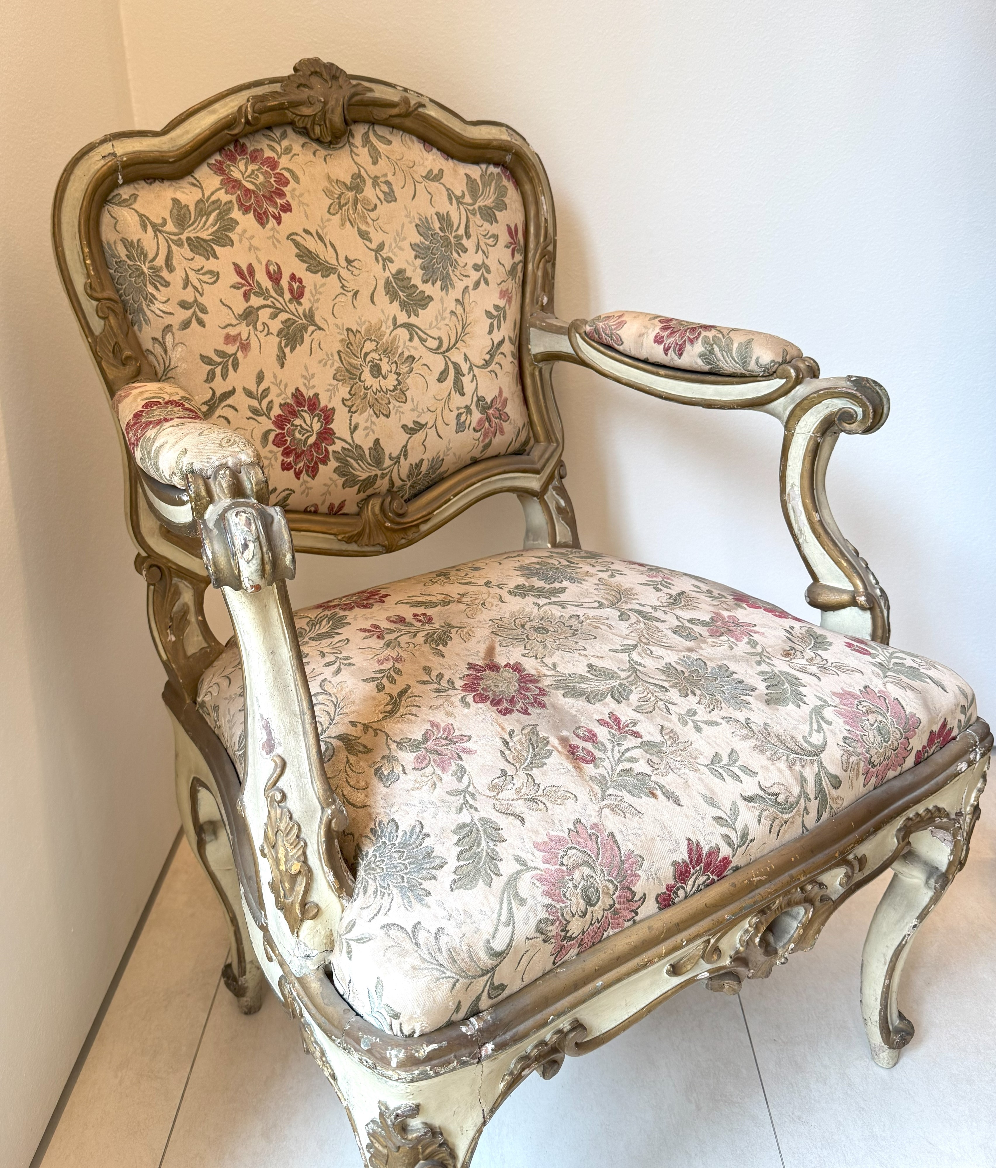 Due poltrone in legno laccato e dorato, Lombardia