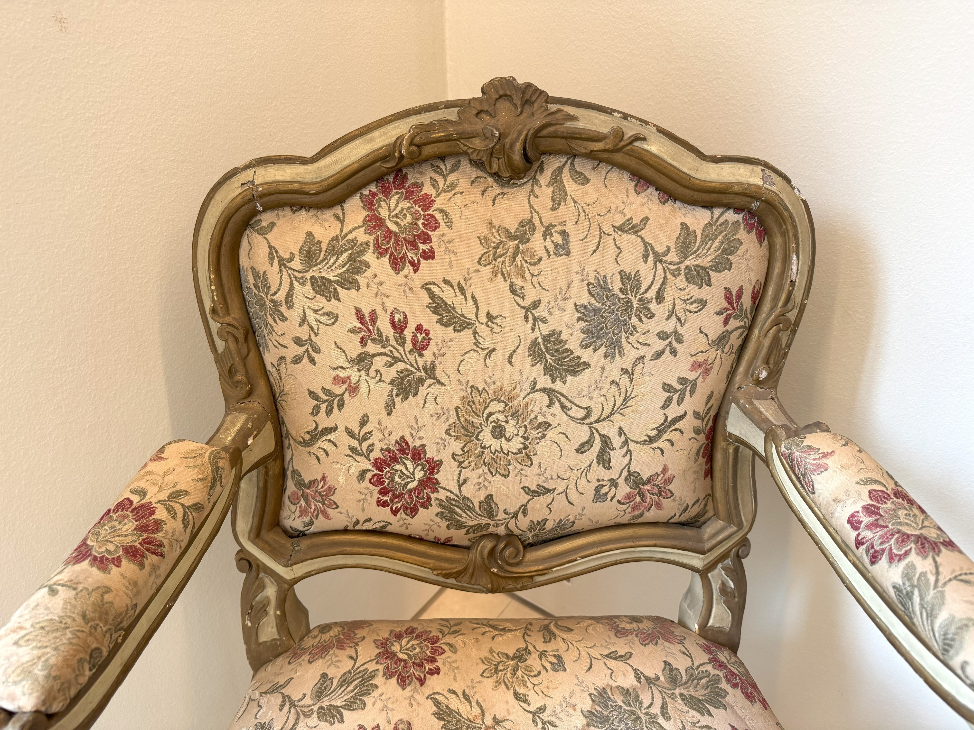 Due poltrone in legno laccato e dorato, Lombardia